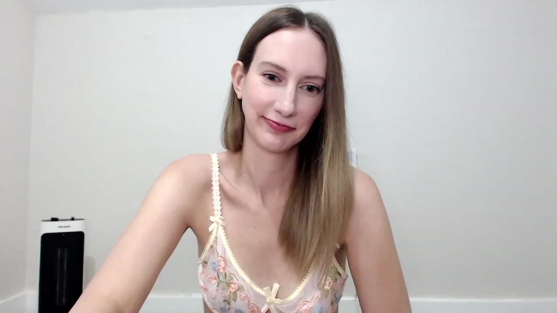 Gallery image thumbnail from Strwberrymoon's myfreecams stream on, 09/04/2023, 21:41 image 4 of 20