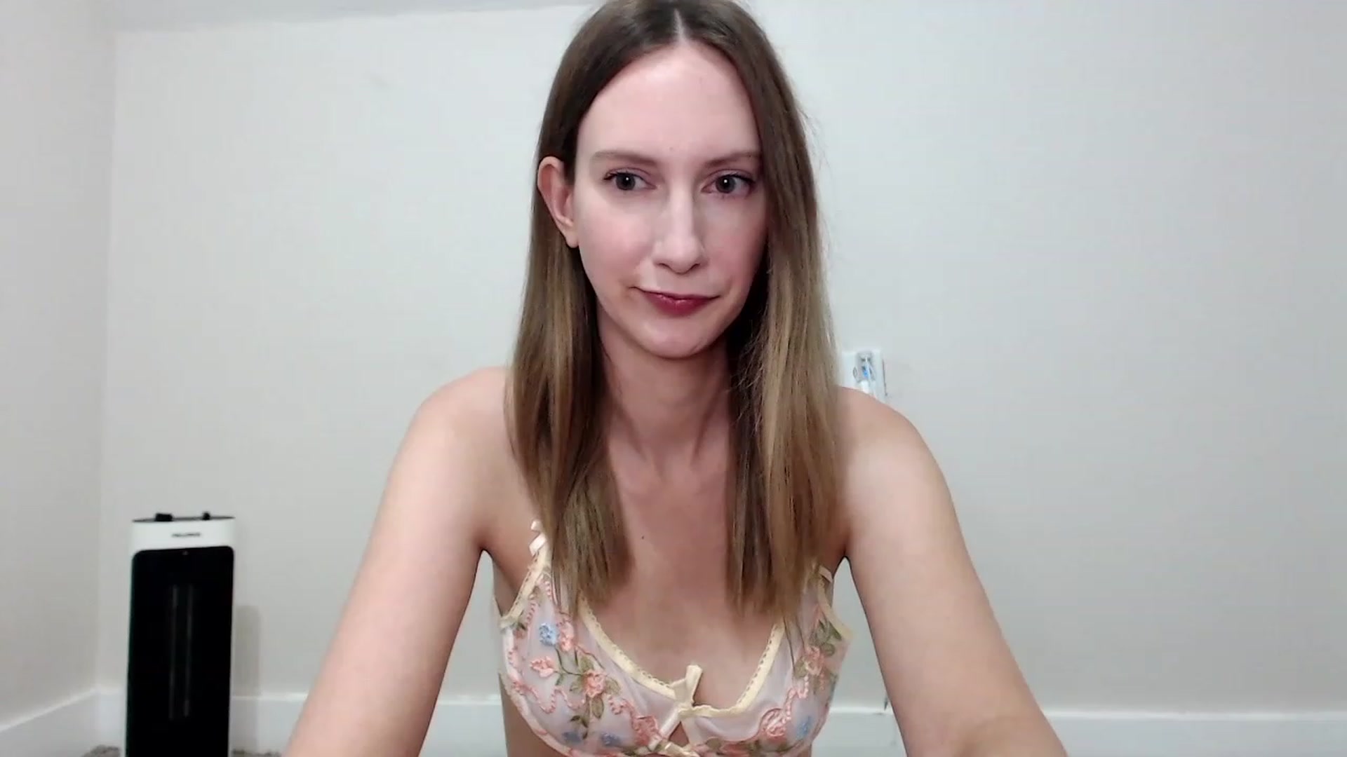 Gallery image thumbnail from Strwberrymoon's myfreecams stream on, 09/04/2023, 22:09 image 5 of 20