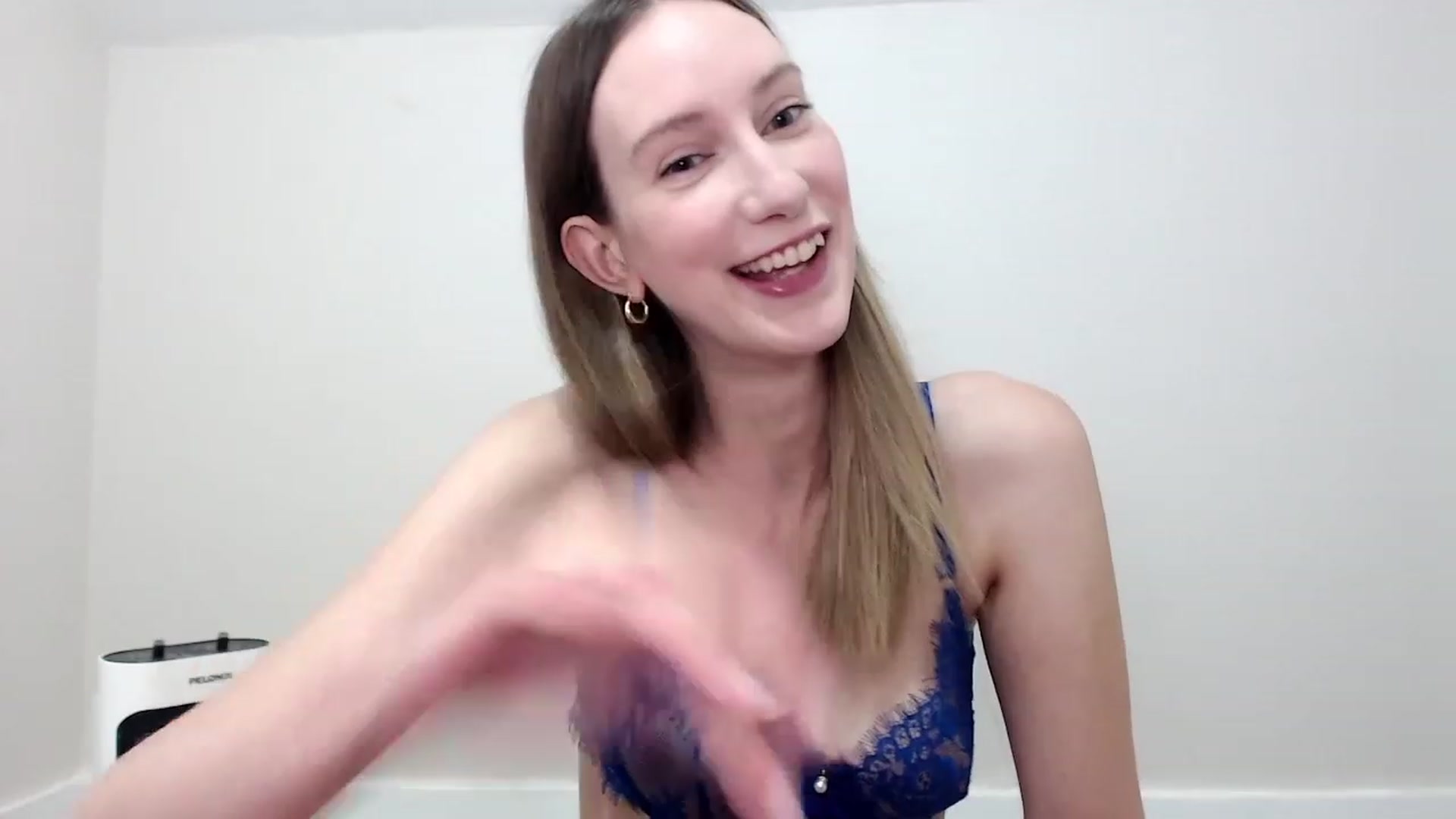 Gallery image thumbnail from Strwberrymoon's myfreecams stream on, 09/19/2023, 19:29 image 11 of 20