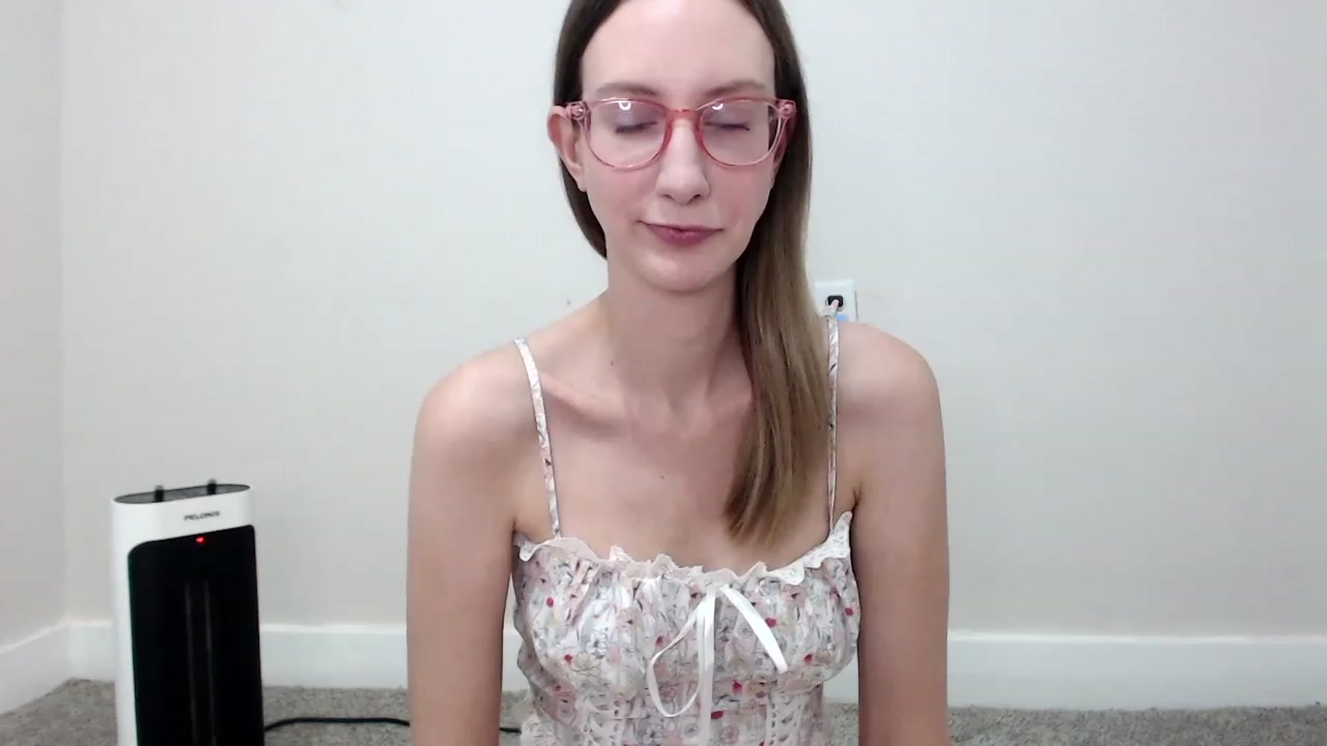 Gallery image thumbnail from Strwberrymoon's myfreecams stream on, 09/20/2023, 23:25 image 5 of 20