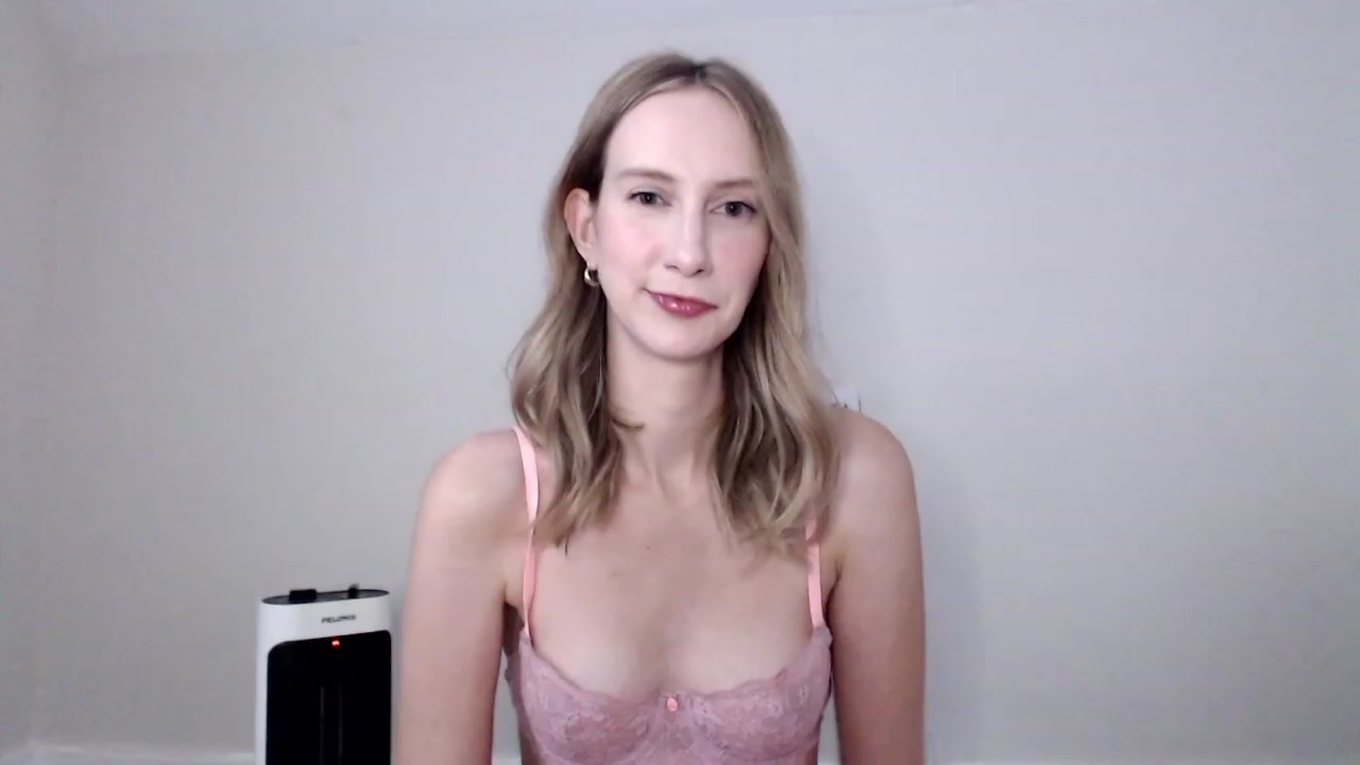 Gallery image thumbnail from Strwberrymoon's myfreecams stream on, 09/30/2023, 18:26 image 3 of 20