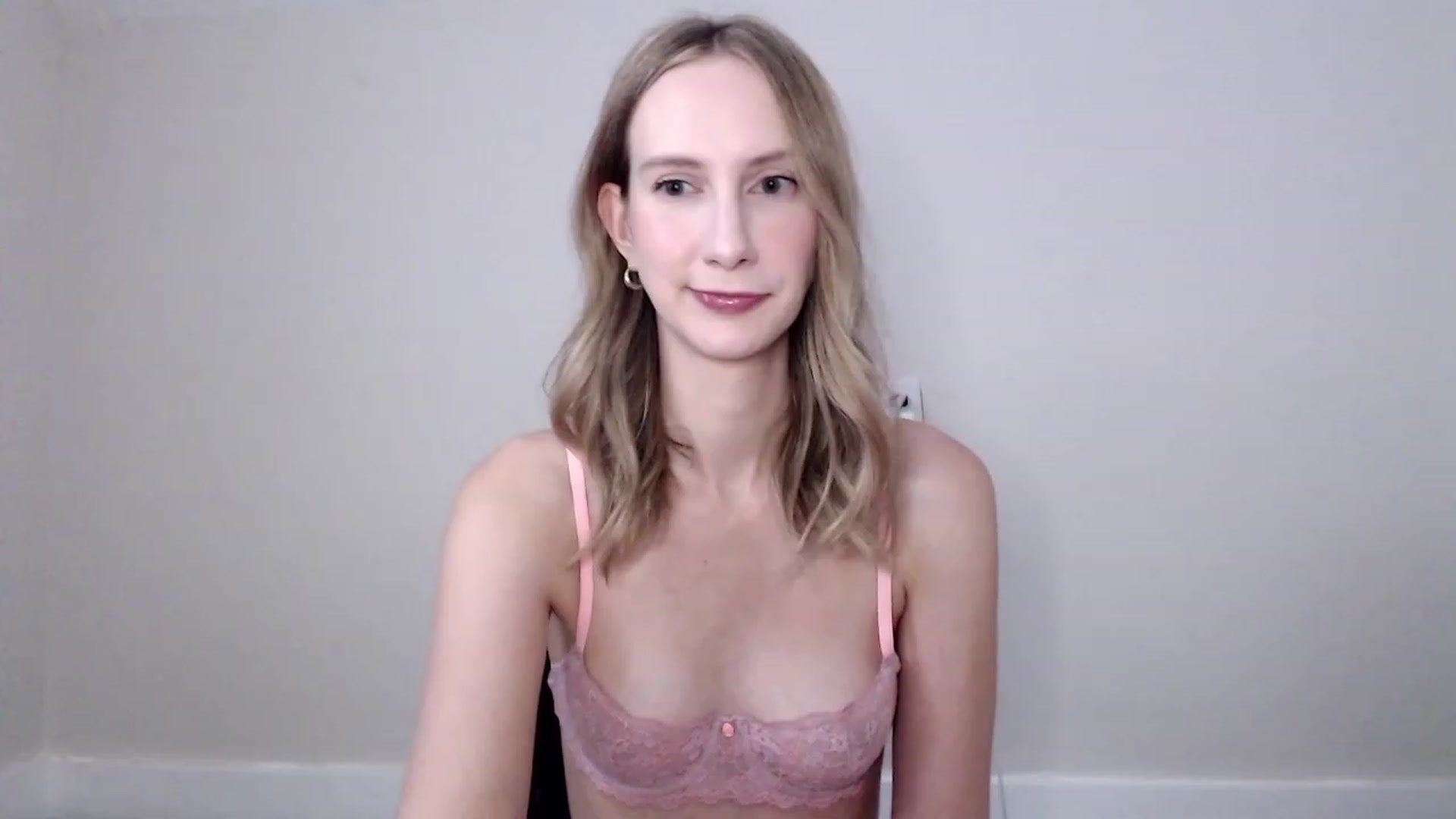 Gallery image thumbnail from Strwberrymoon's myfreecams stream on, 09/30/2023, 18:26 image 16 of 20