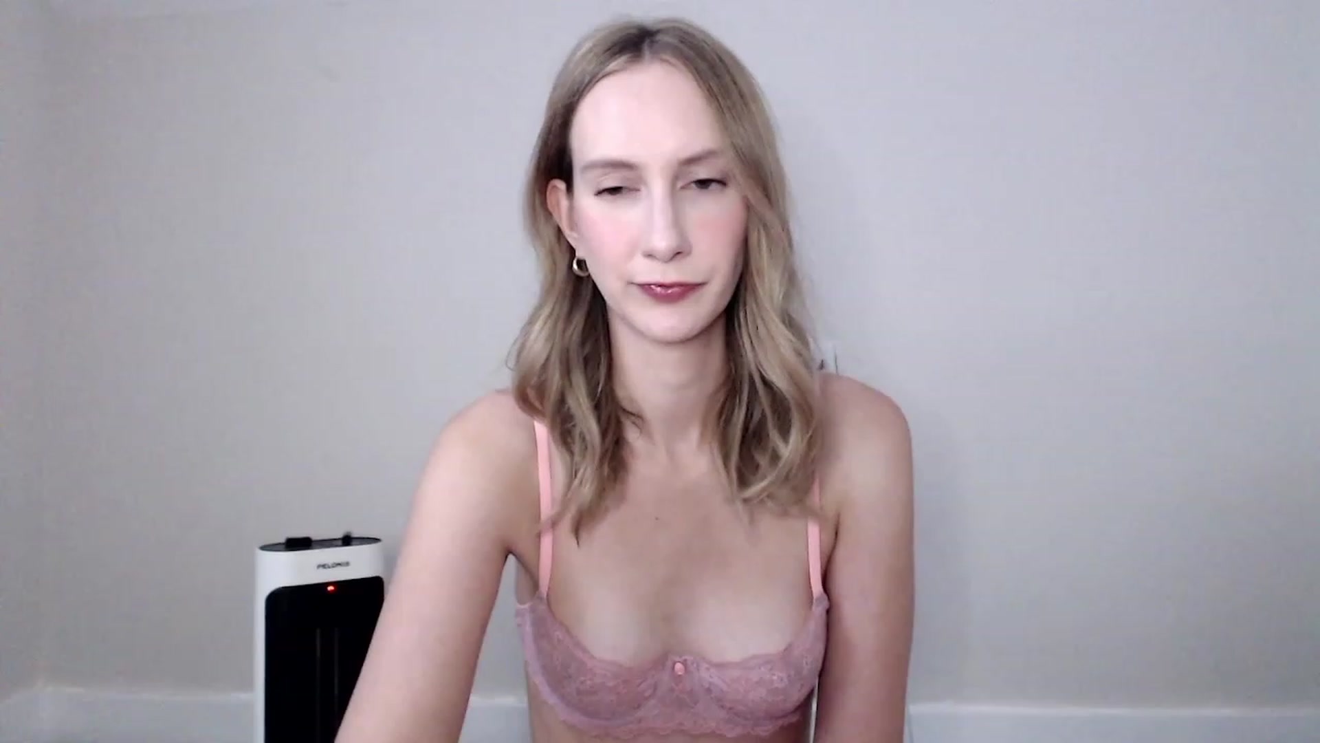 Gallery image thumbnail from Strwberrymoon's myfreecams stream on, 09/30/2023, 18:26 image 8 of 20