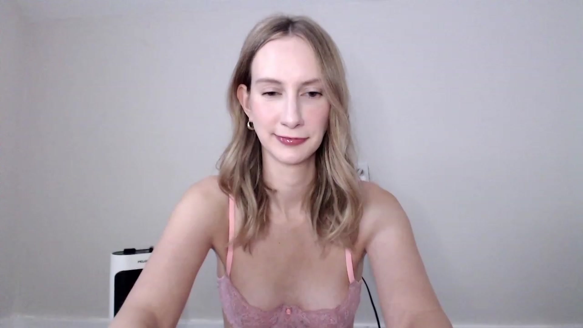 Gallery image thumbnail from Strwberrymoon's myfreecams stream on, 09/30/2023, 18:26 image 1 of 20
