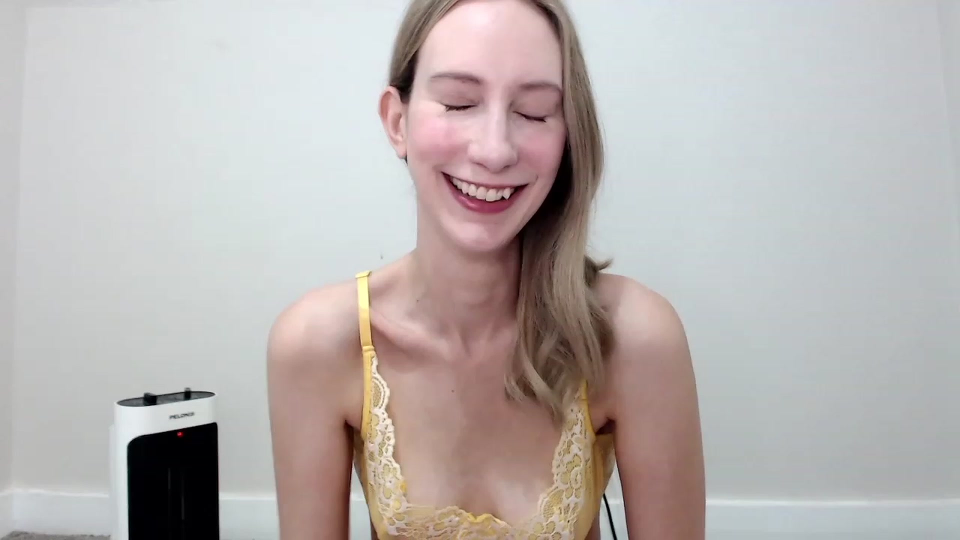 Gallery image thumbnail from Strwberrymoon's myfreecams stream on, 10/02/2023, 18:53 image 10 of 20