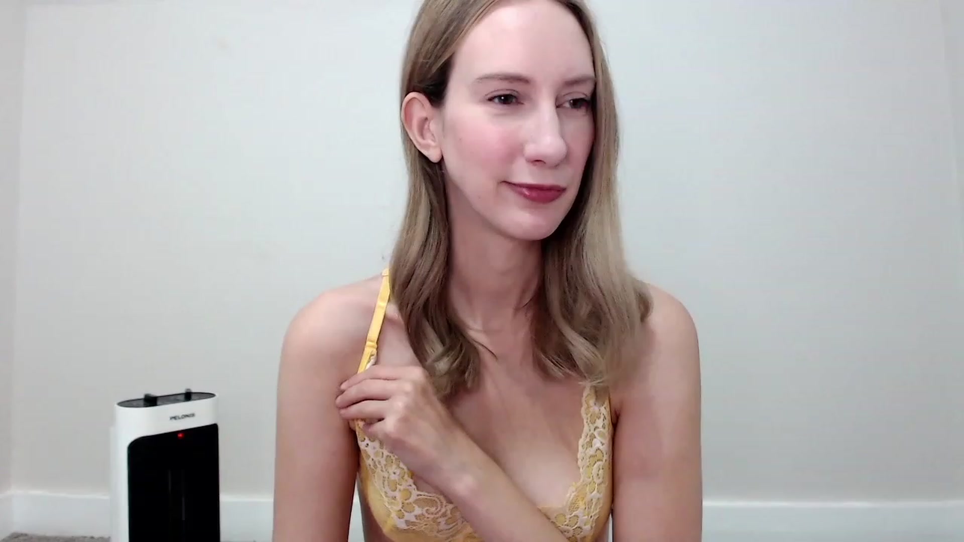 Gallery image thumbnail from Strwberrymoon's myfreecams stream on, 10/02/2023, 18:53 image 5 of 20