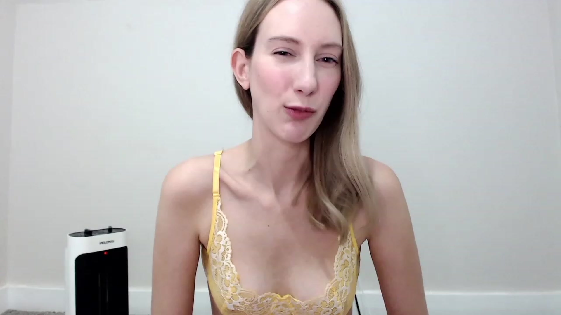 Gallery image thumbnail from Strwberrymoon's myfreecams stream on, 10/02/2023, 18:53 image 13 of 20