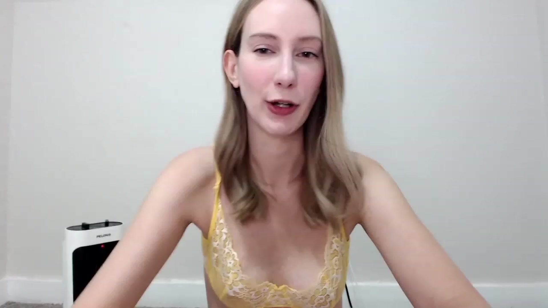 Gallery image thumbnail from Strwberrymoon's myfreecams stream on, 10/02/2023, 18:53 image 2 of 20