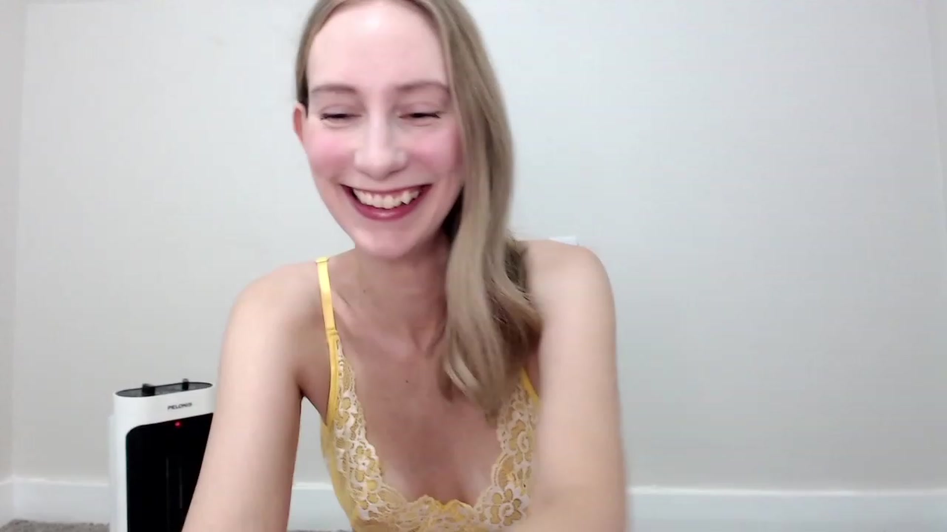 Gallery image thumbnail from Strwberrymoon's myfreecams stream on, 10/02/2023, 18:53 image 12 of 20