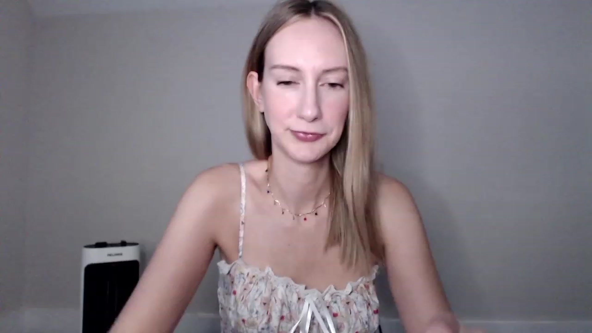 Gallery image thumbnail from Strwberrymoon's myfreecams stream on, 10/04/2023, 20:06 image 9 of 20