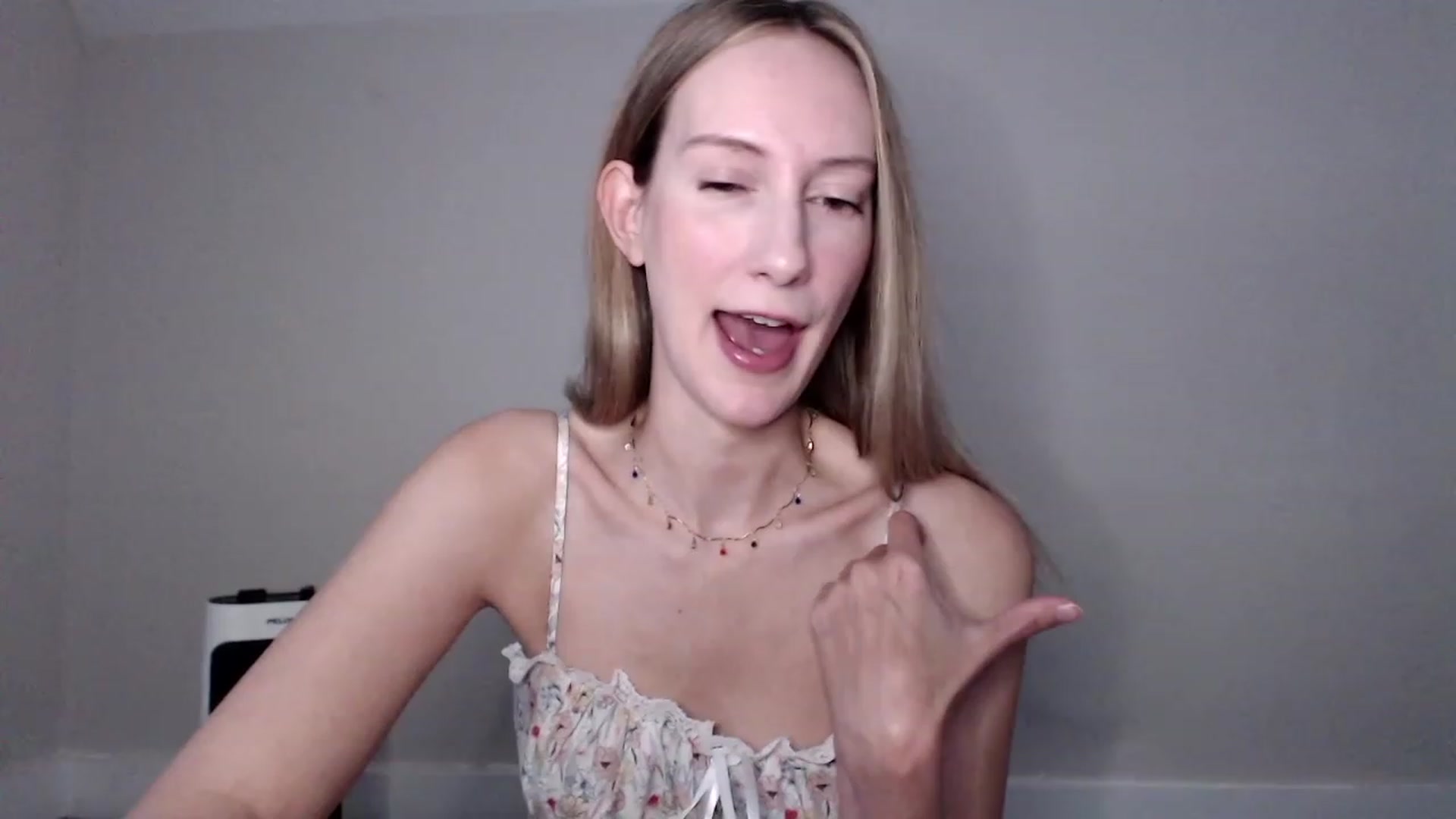 Gallery image thumbnail from Strwberrymoon's myfreecams stream on, 10/04/2023, 20:06 image 7 of 20