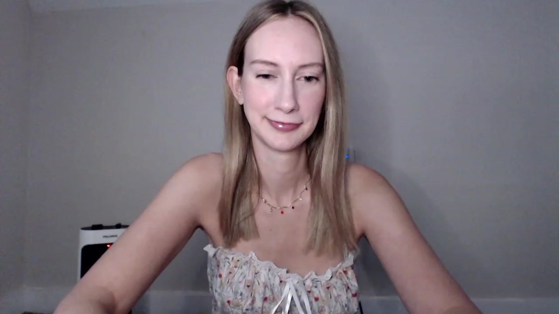 Gallery image thumbnail from Strwberrymoon's myfreecams stream on, 10/04/2023, 20:06 image 5 of 20