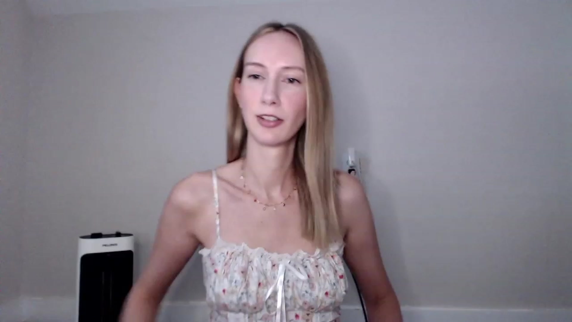 Gallery image thumbnail from Strwberrymoon's myfreecams stream on, 10/04/2023, 20:06 image 15 of 20