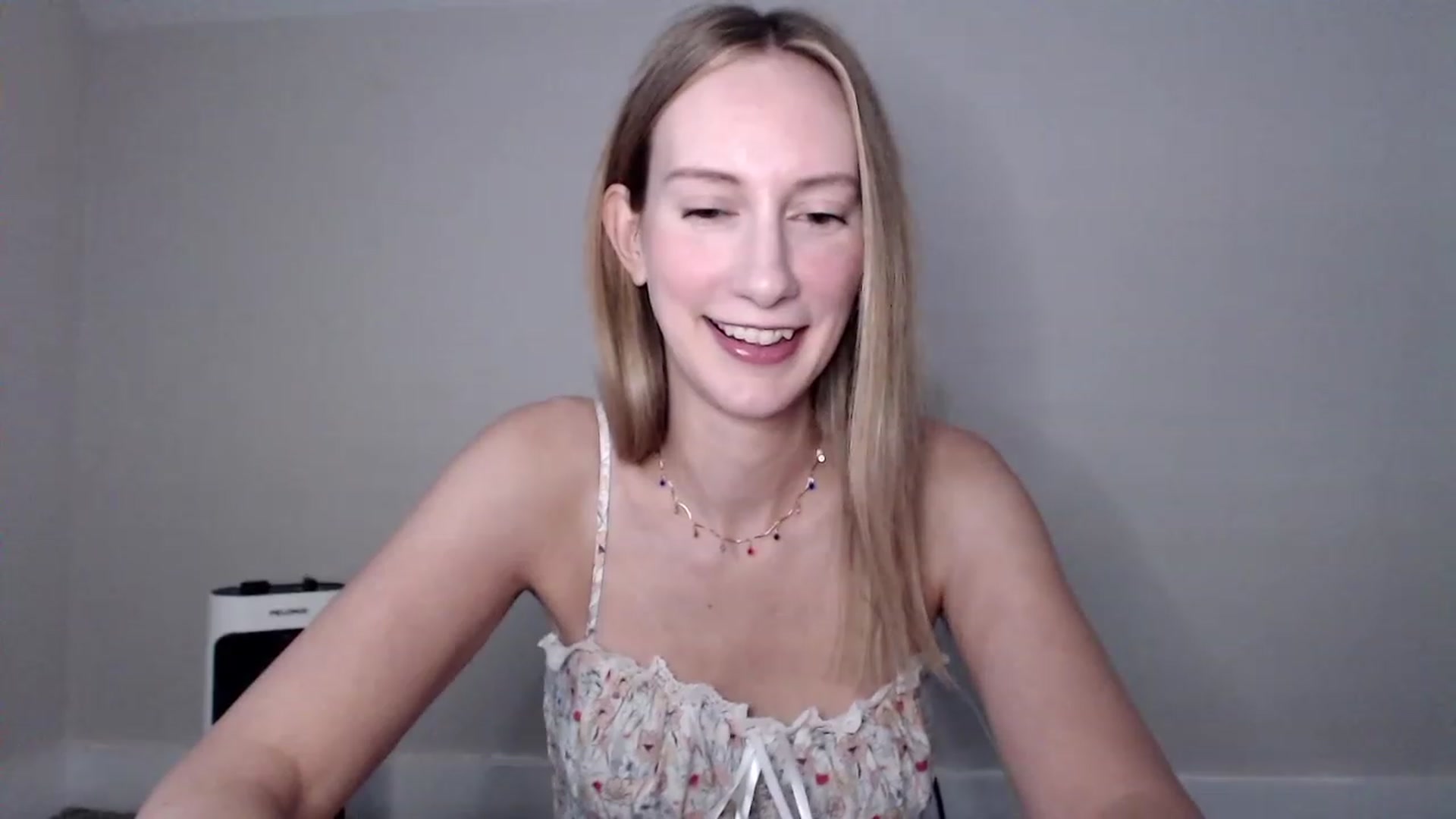 Gallery image thumbnail from Strwberrymoon's myfreecams stream on, 10/04/2023, 20:06 image 13 of 20