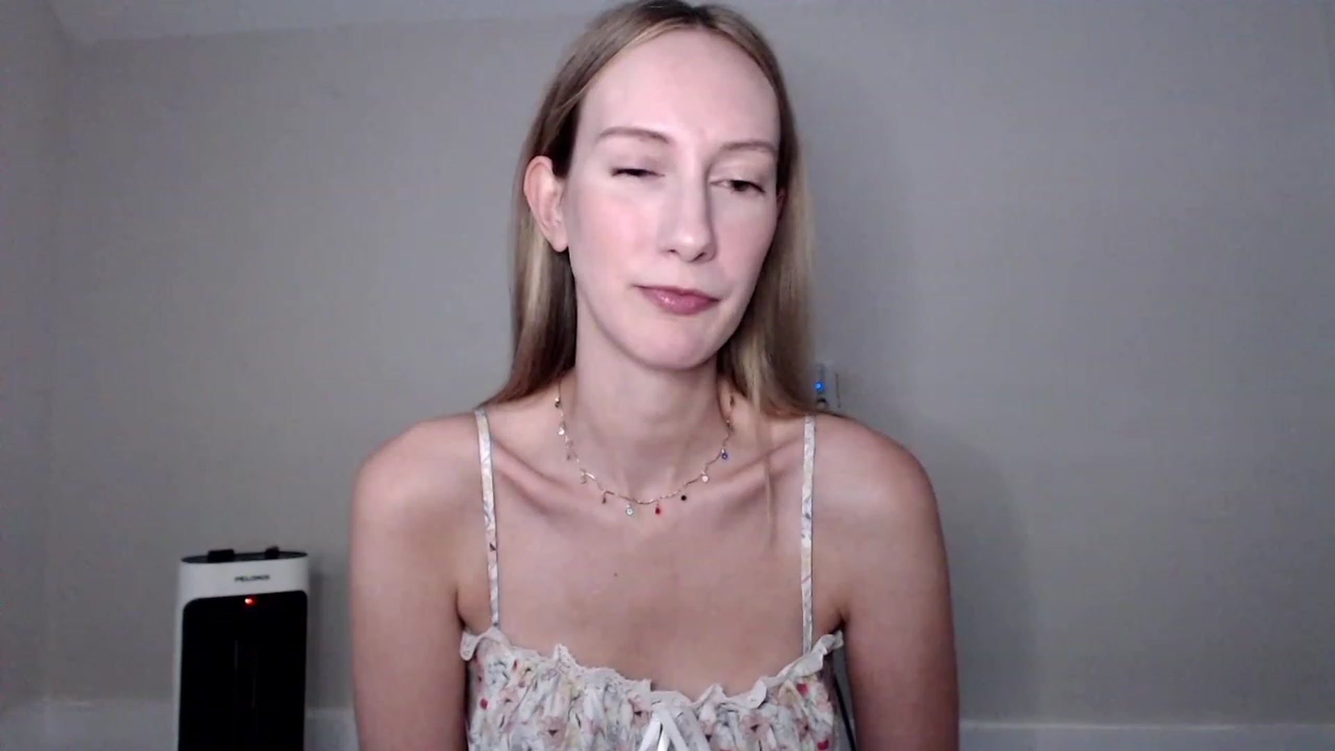 Gallery image thumbnail from Strwberrymoon's myfreecams stream on, 10/04/2023, 20:06 image 3 of 20