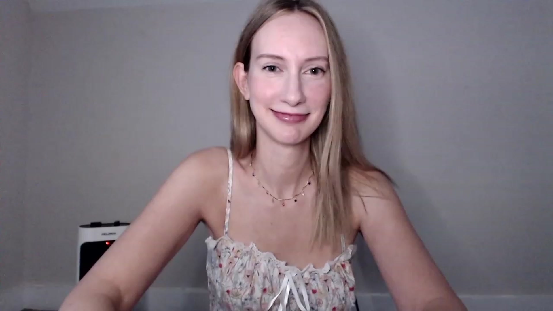 Gallery image thumbnail from Strwberrymoon's myfreecams stream on, 10/04/2023, 20:06 image 6 of 20