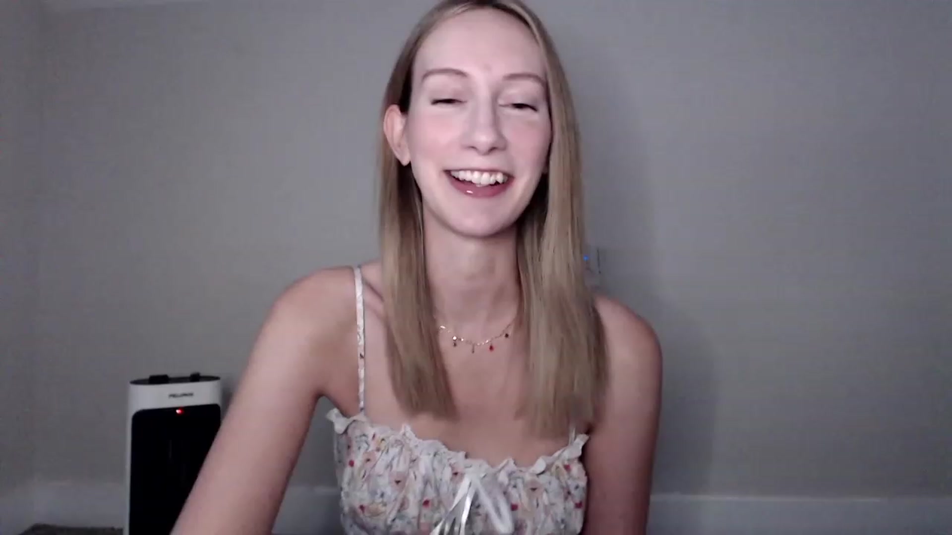 Gallery image thumbnail from Strwberrymoon's myfreecams stream on, 10/04/2023, 20:06 image 1 of 20