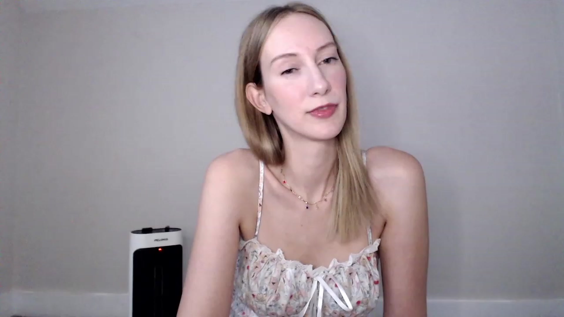 Gallery image thumbnail from Strwberrymoon's myfreecams stream on, 10/04/2023, 20:06 image 19 of 20