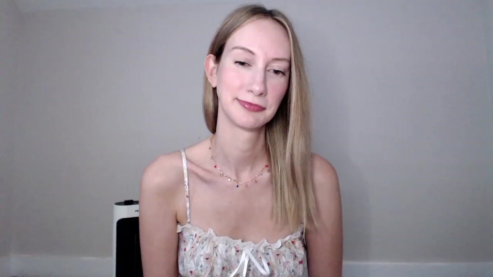 Gallery image thumbnail from Strwberrymoon's myfreecams stream on, 10/04/2023, 20:06 image 18 of 20