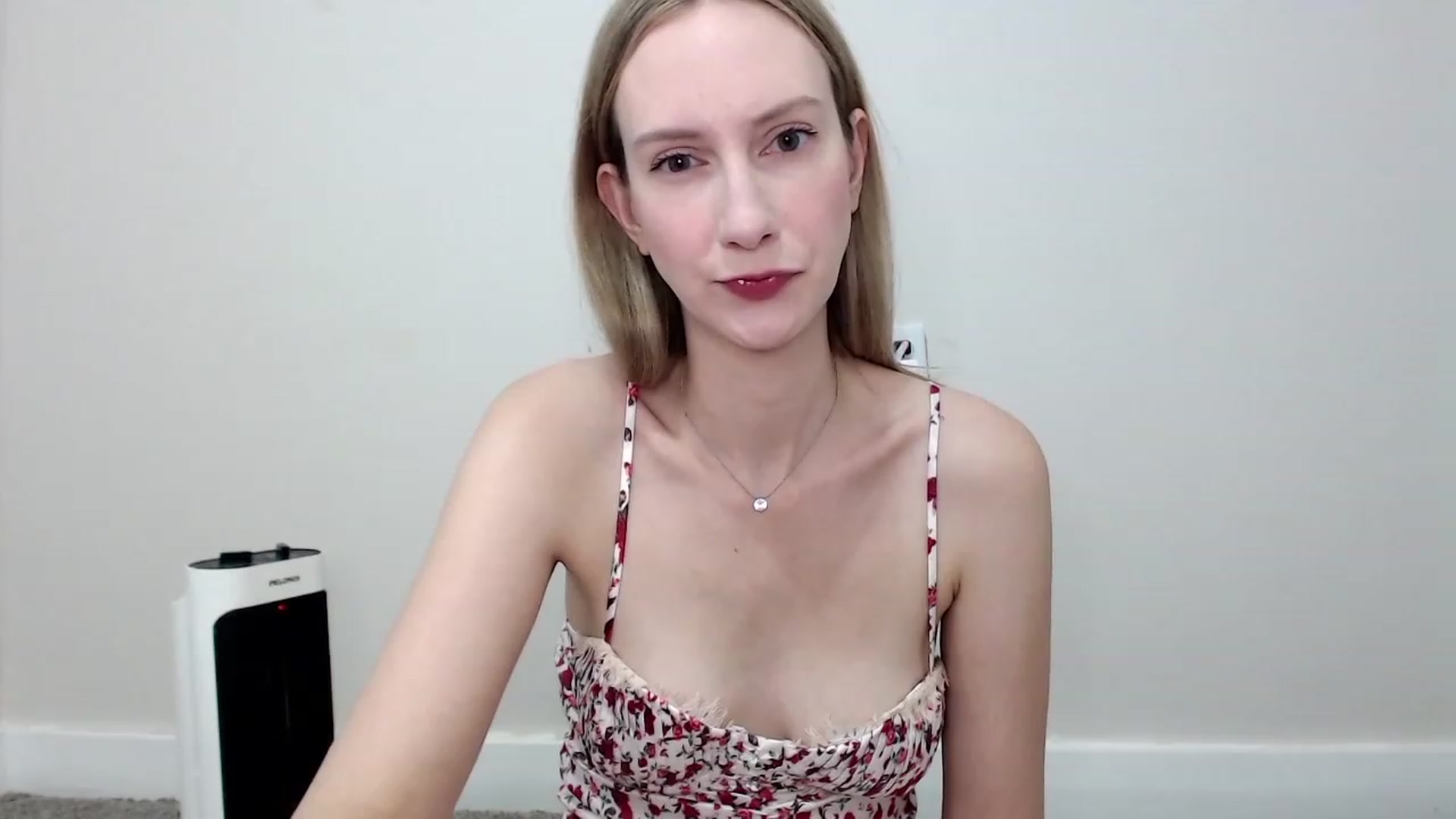 Gallery image thumbnail from Strwberrymoon's myfreecams stream on, 10/07/2023, 19:41 image 16 of 20