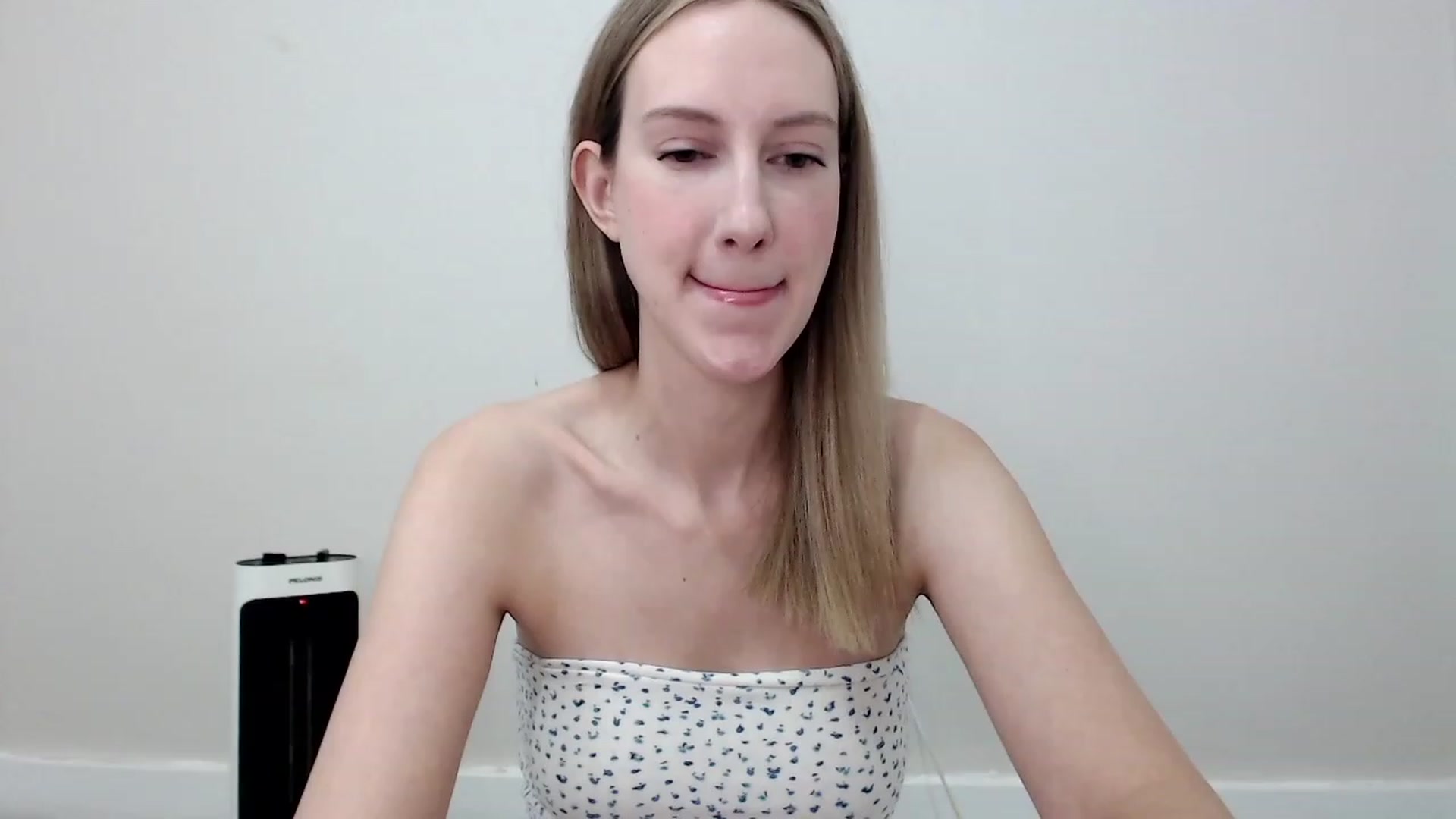 Gallery image thumbnail from Strwberrymoon's myfreecams stream on, 10/22/2023, 18:50 image 1 of 20