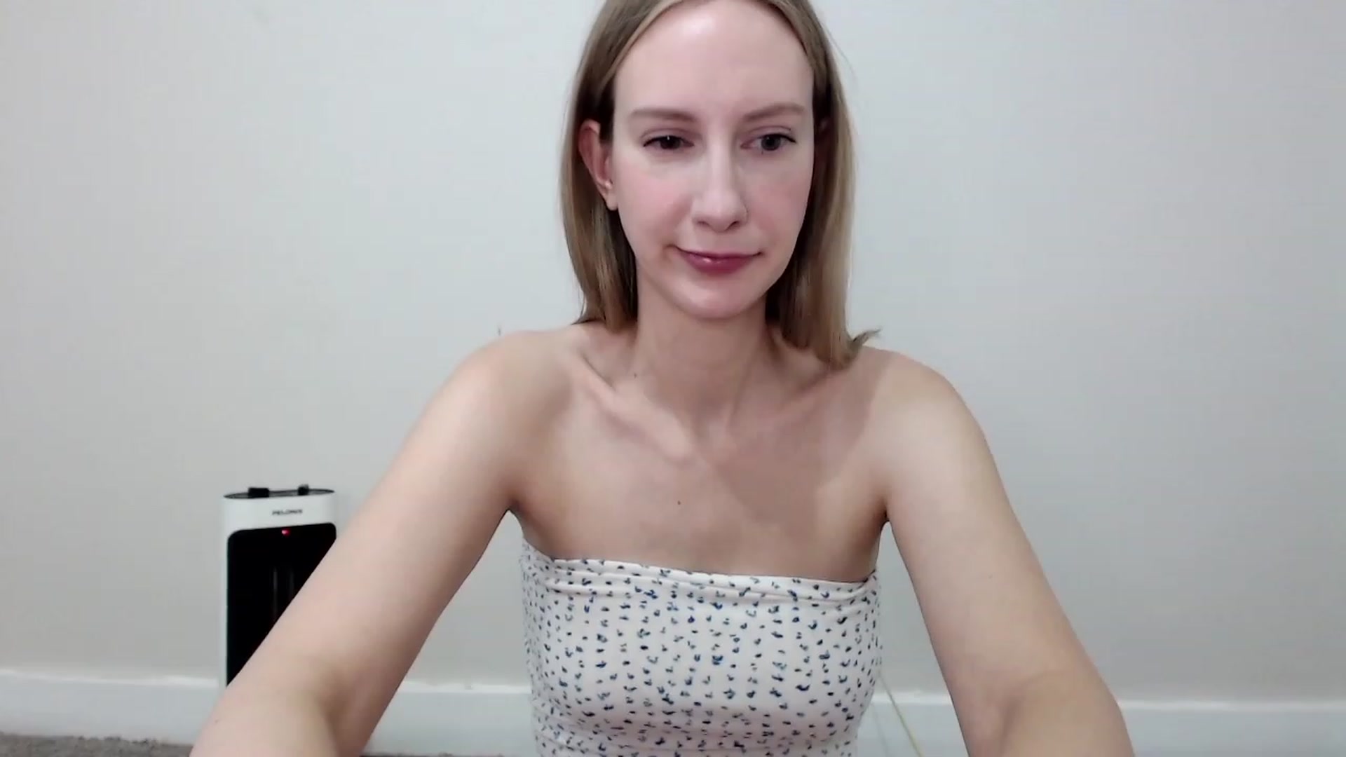 Gallery image thumbnail from Strwberrymoon's myfreecams stream on, 10/22/2023, 18:50 image 17 of 20
