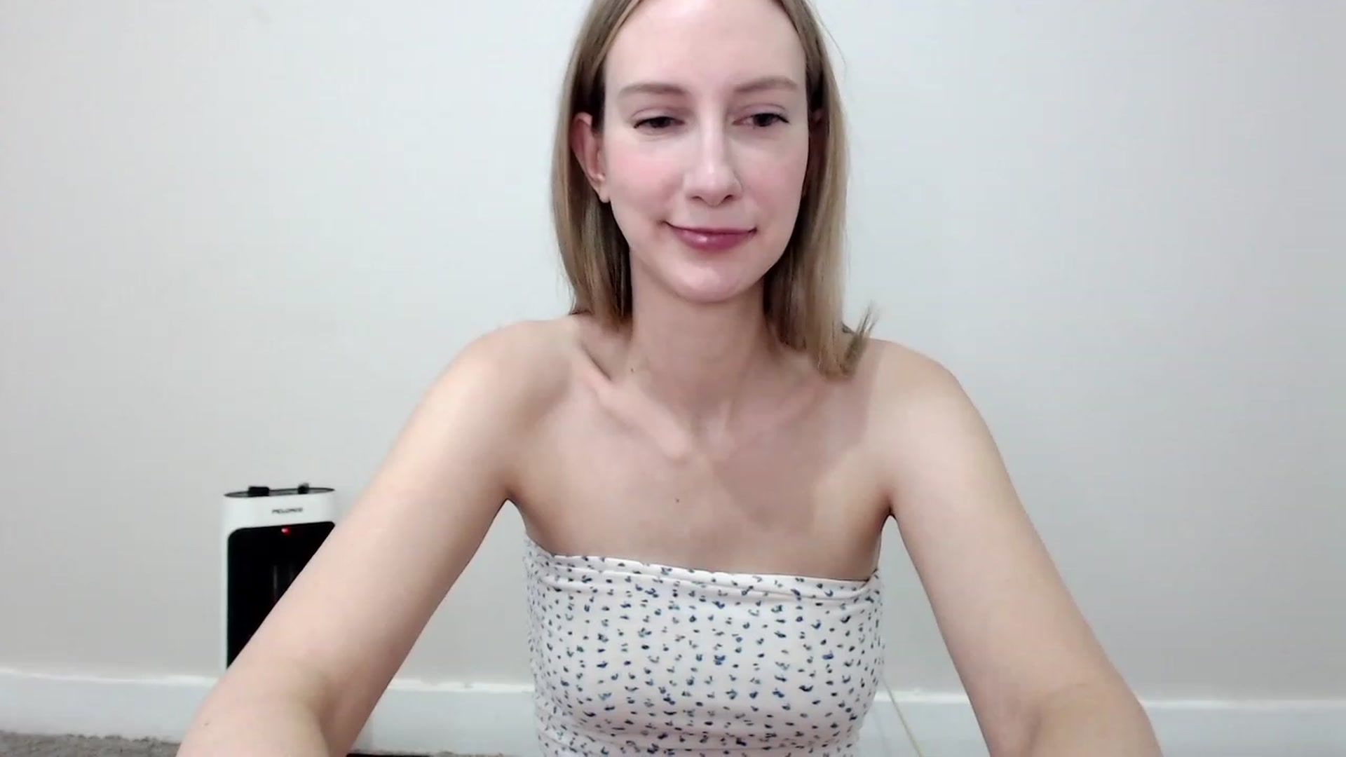 Gallery image thumbnail from Strwberrymoon's myfreecams stream on, 10/22/2023, 18:50 image 19 of 20