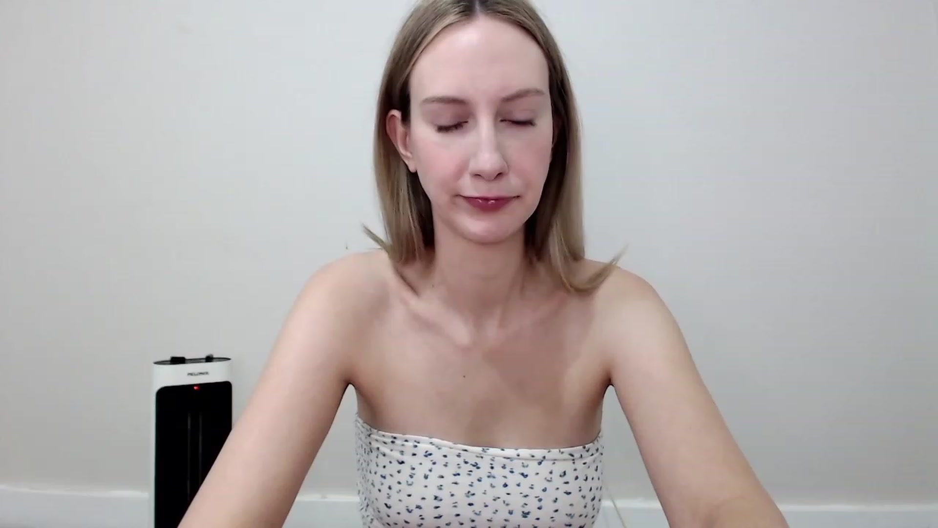 Gallery image thumbnail from Strwberrymoon's myfreecams stream on, 10/22/2023, 18:50 image 8 of 20