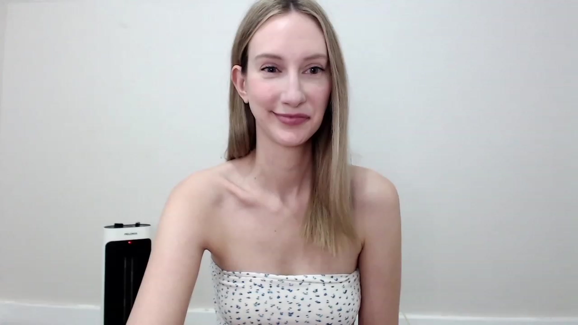 Gallery image thumbnail from Strwberrymoon's myfreecams stream on, 10/22/2023, 19:21 image 19 of 20