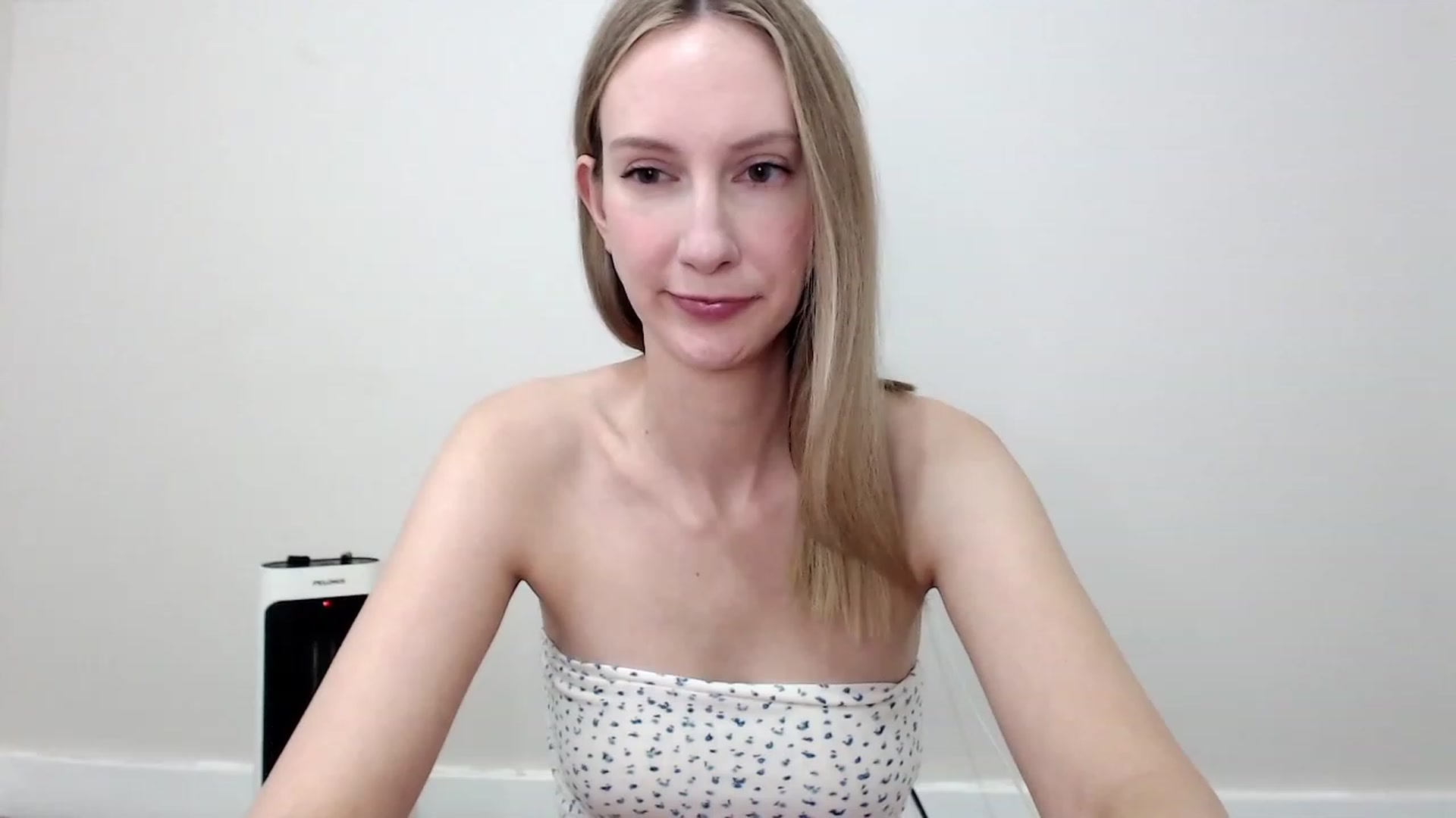 Gallery image thumbnail from Strwberrymoon's myfreecams stream on, 10/22/2023, 19:21 image 11 of 20