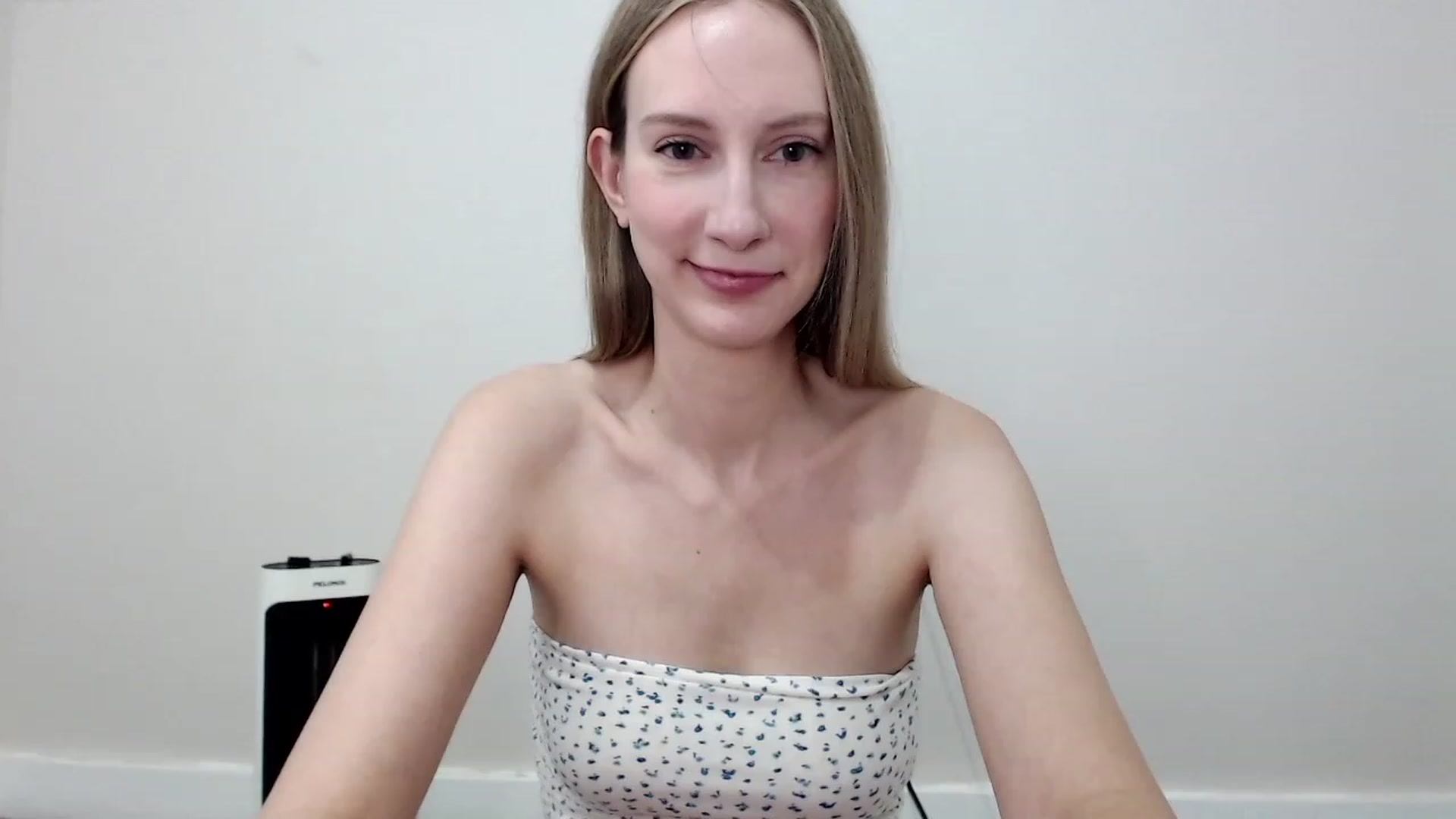 Gallery image thumbnail from Strwberrymoon's myfreecams stream on, 10/22/2023, 19:21 image 3 of 20