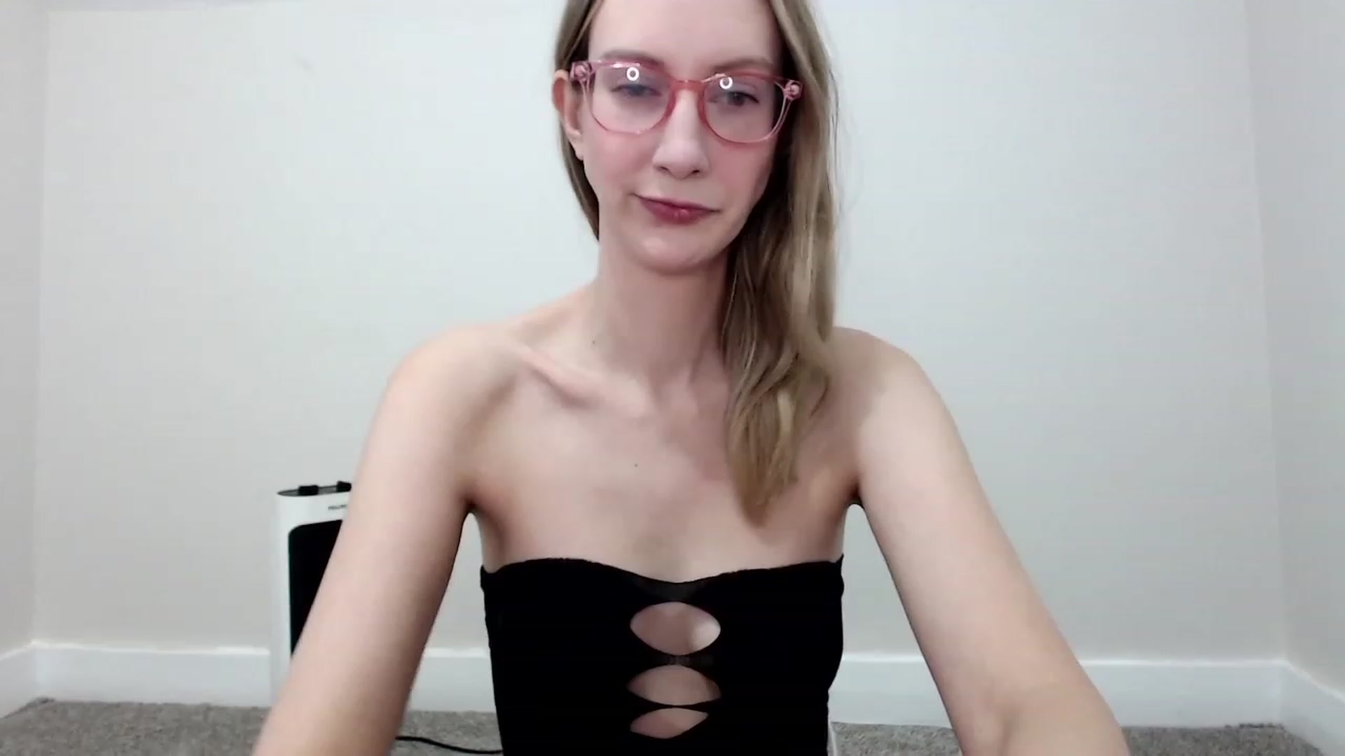 Gallery image thumbnail from Strwberrymoon's myfreecams stream on, 11/18/2023, 22:34 image 6 of 20