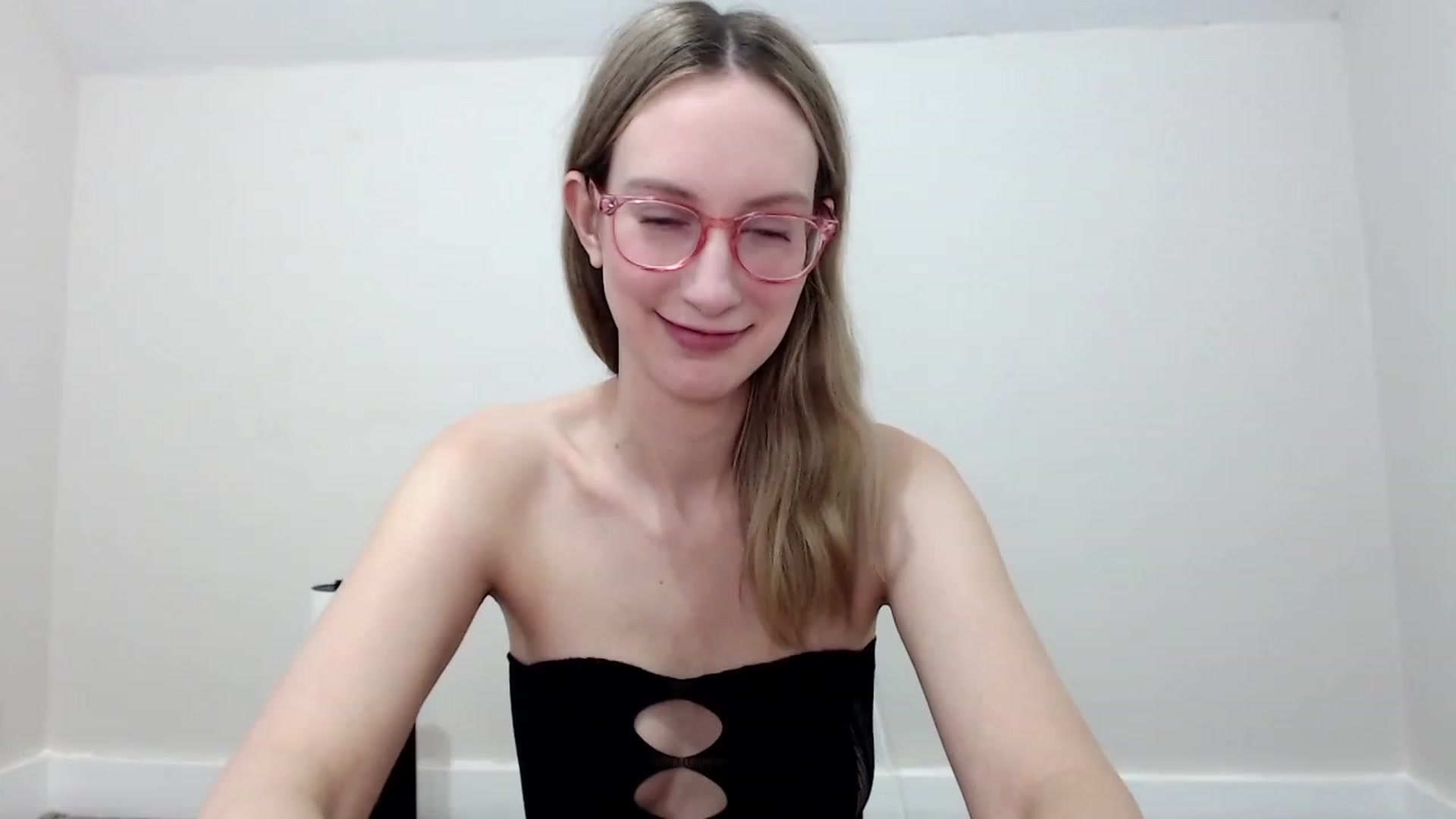 Gallery image thumbnail from Strwberrymoon's myfreecams stream on, 11/18/2023, 22:34 image 16 of 20