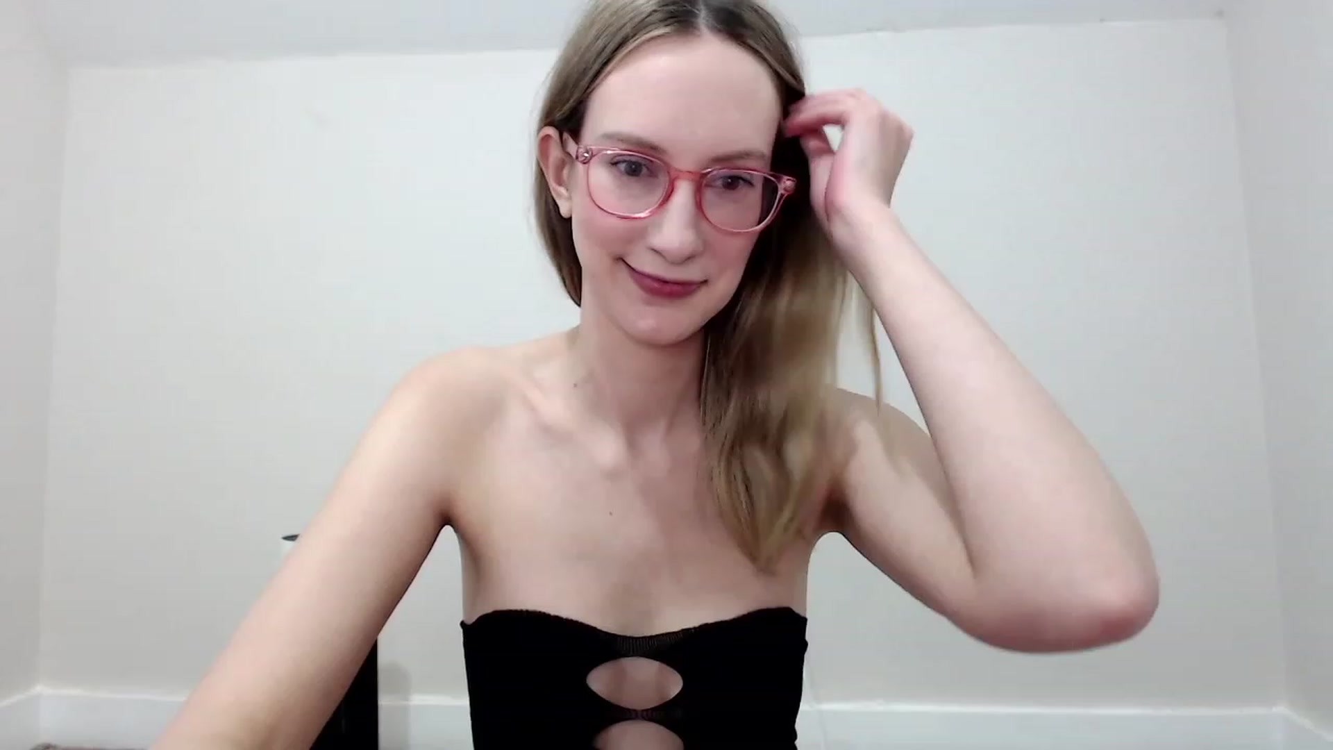 Gallery image thumbnail from Strwberrymoon's myfreecams stream on, 11/18/2023, 22:34 image 12 of 20