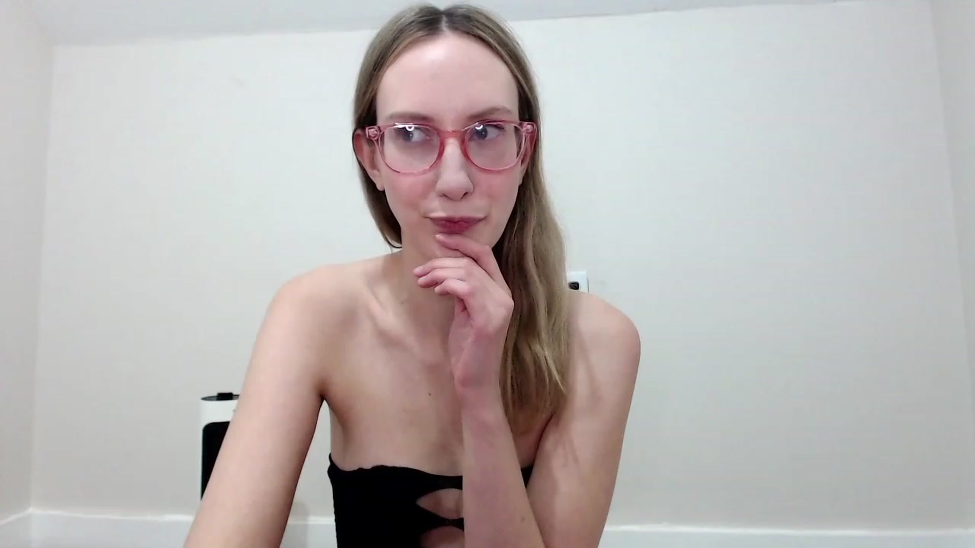 Gallery image thumbnail from Strwberrymoon's myfreecams stream on, 11/18/2023, 23:43 image 3 of 20