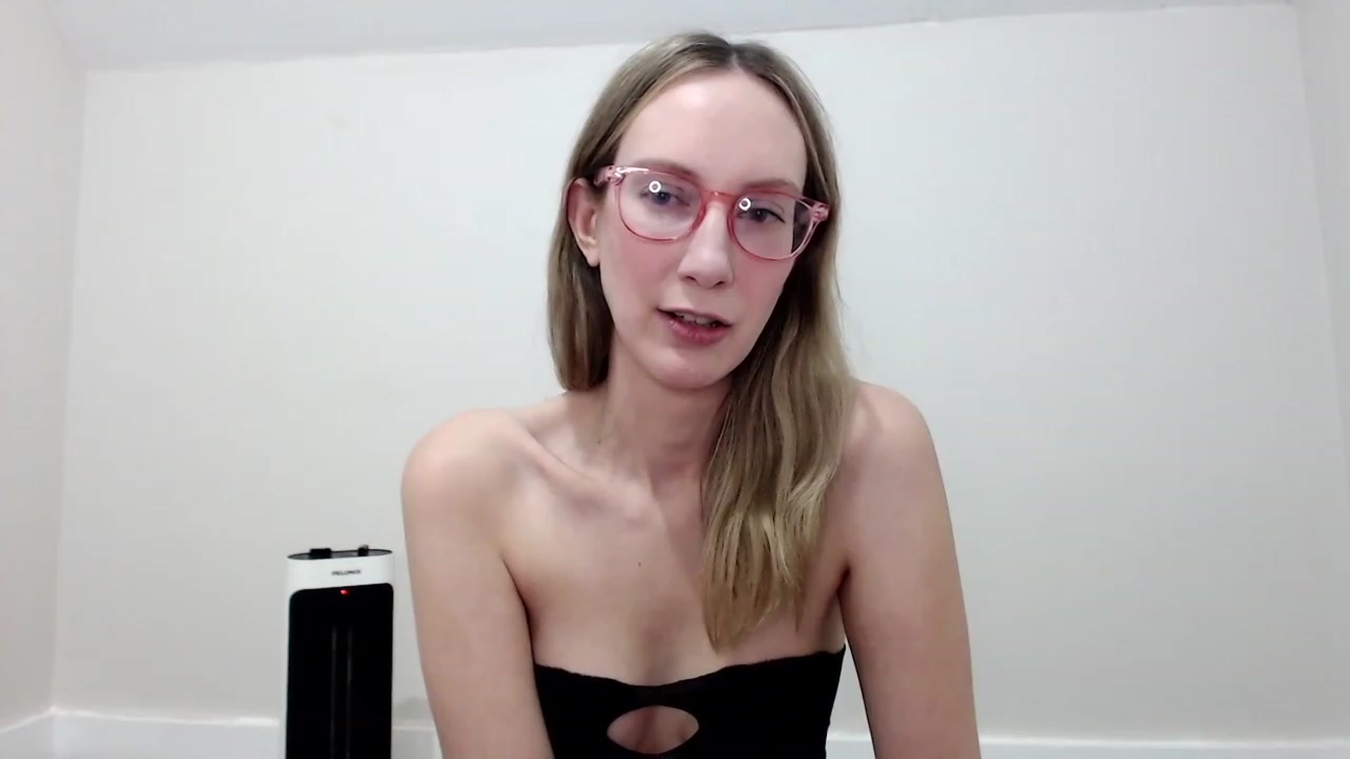 Gallery image thumbnail from Strwberrymoon's myfreecams stream on, 11/18/2023, 23:43 image 20 of 20