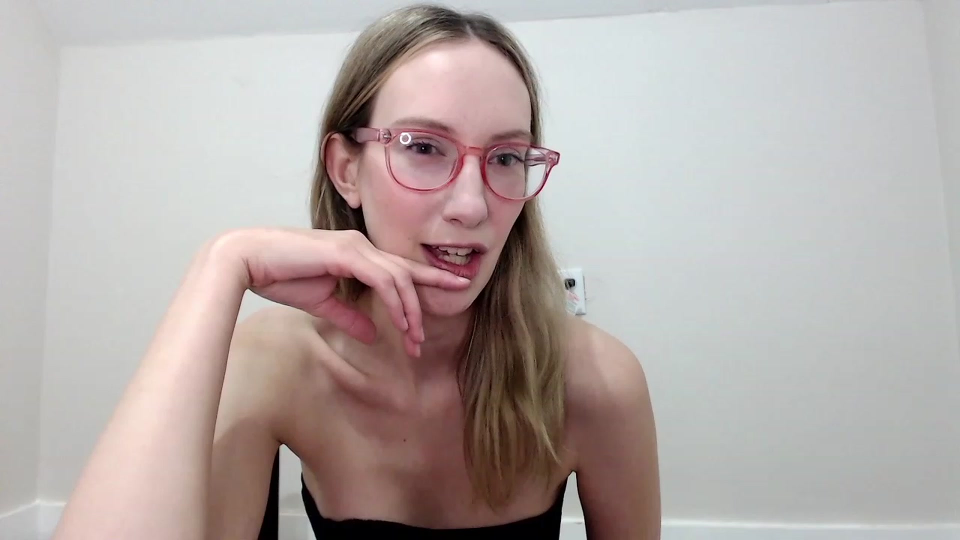 Gallery image thumbnail from Strwberrymoon's myfreecams stream on, 11/18/2023, 23:43 image 9 of 20