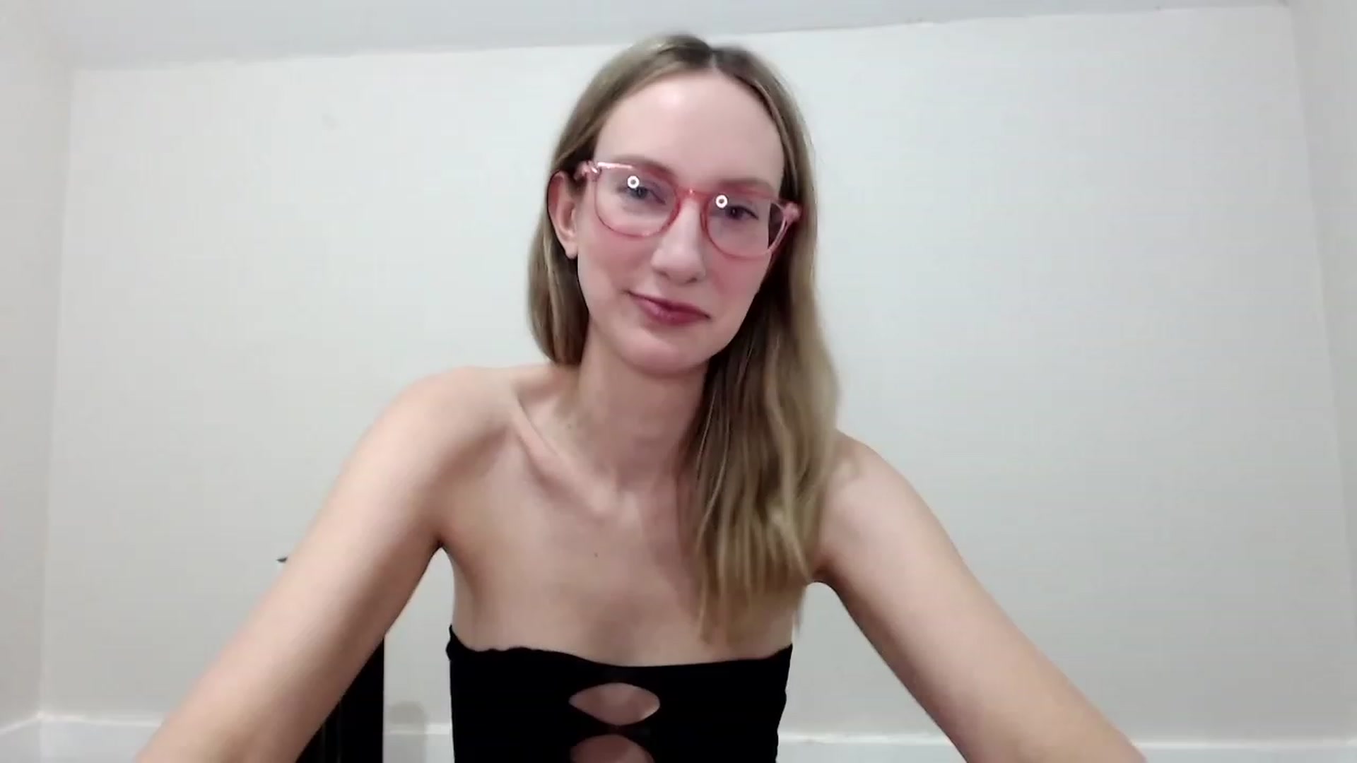 Gallery image thumbnail from Strwberrymoon's myfreecams stream on, 11/18/2023, 23:43 image 6 of 20
