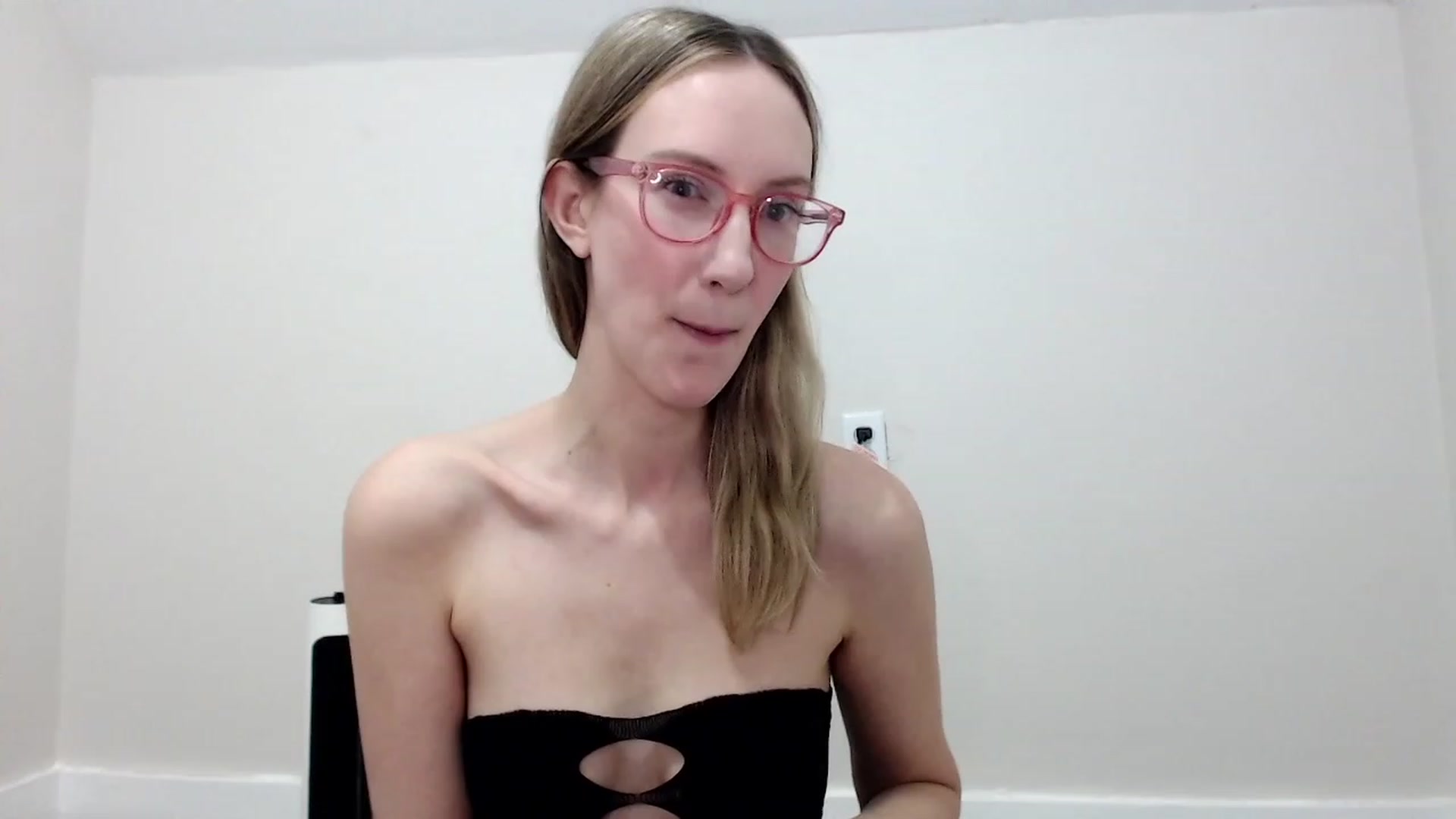 Gallery image thumbnail from Strwberrymoon's myfreecams stream on, 11/18/2023, 23:43 image 19 of 20