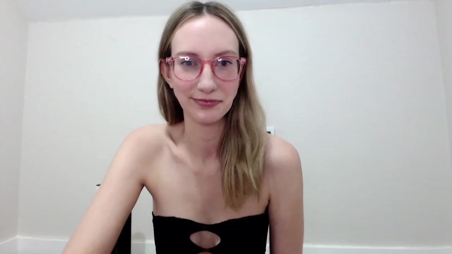 Gallery image thumbnail from Strwberrymoon's myfreecams stream on, 11/18/2023, 23:43 image 17 of 20