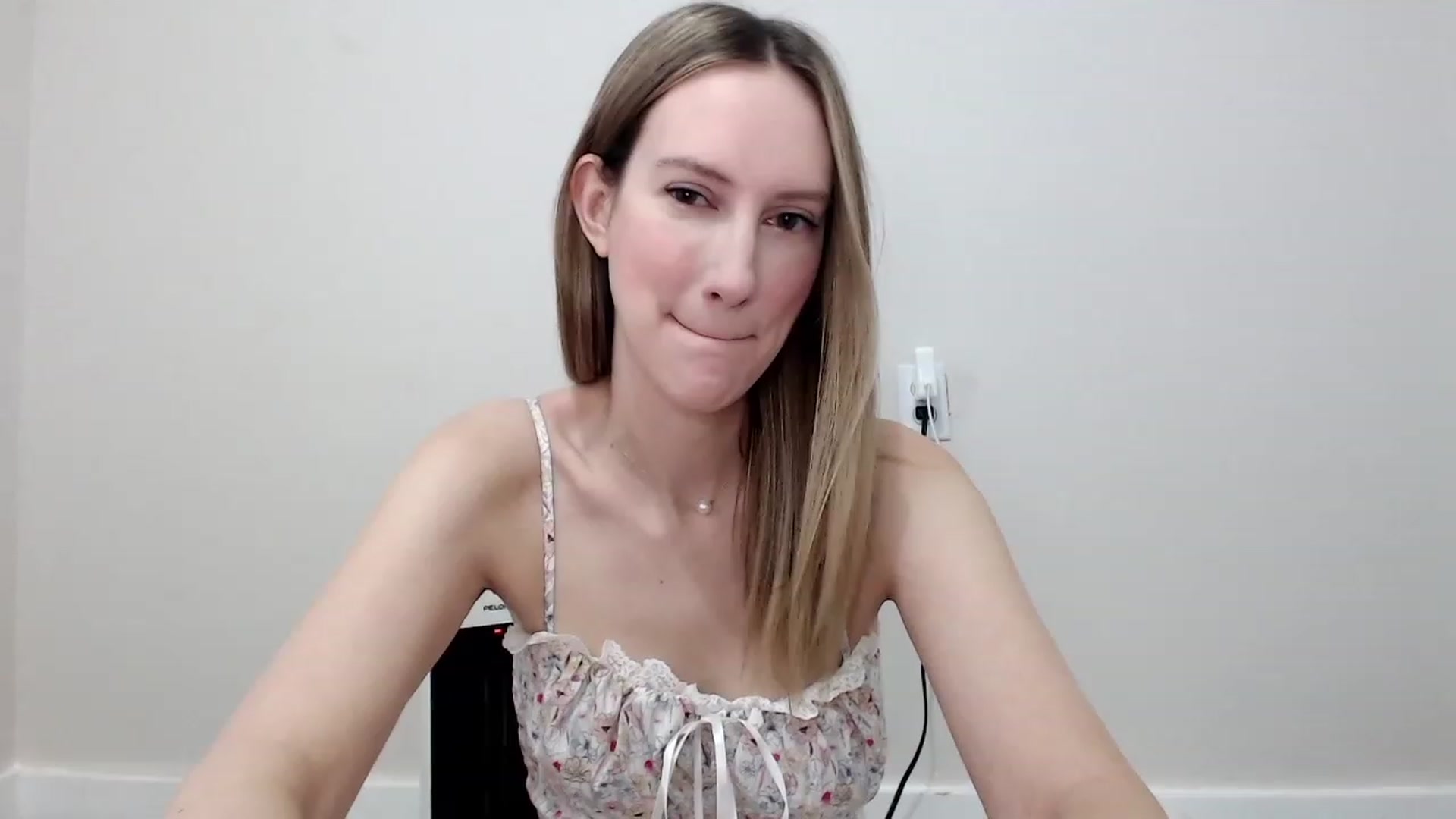 Gallery image thumbnail from Strwberrymoon's myfreecams stream on, 12/09/2023, 21:17 image 6 of 20