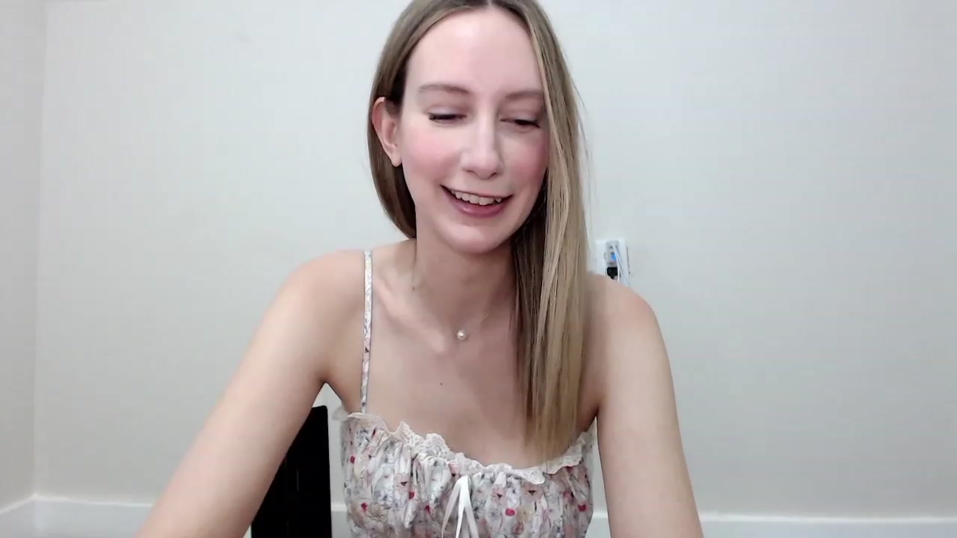 Gallery image thumbnail from Strwberrymoon's myfreecams stream on, 12/09/2023, 21:57 image 6 of 20