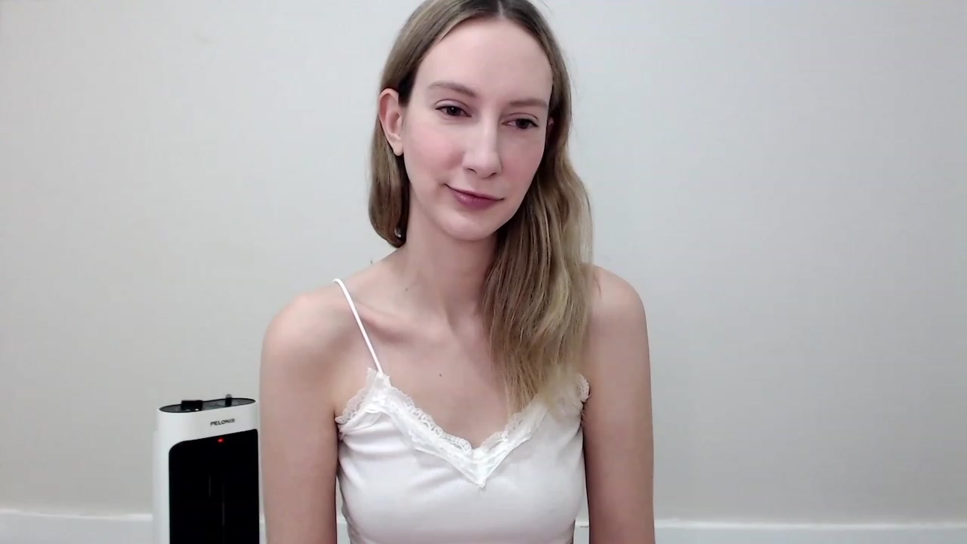 Gallery image thumbnail from Strwberrymoon's myfreecams stream on, 12/24/2023, 19:27 image 1 of 20