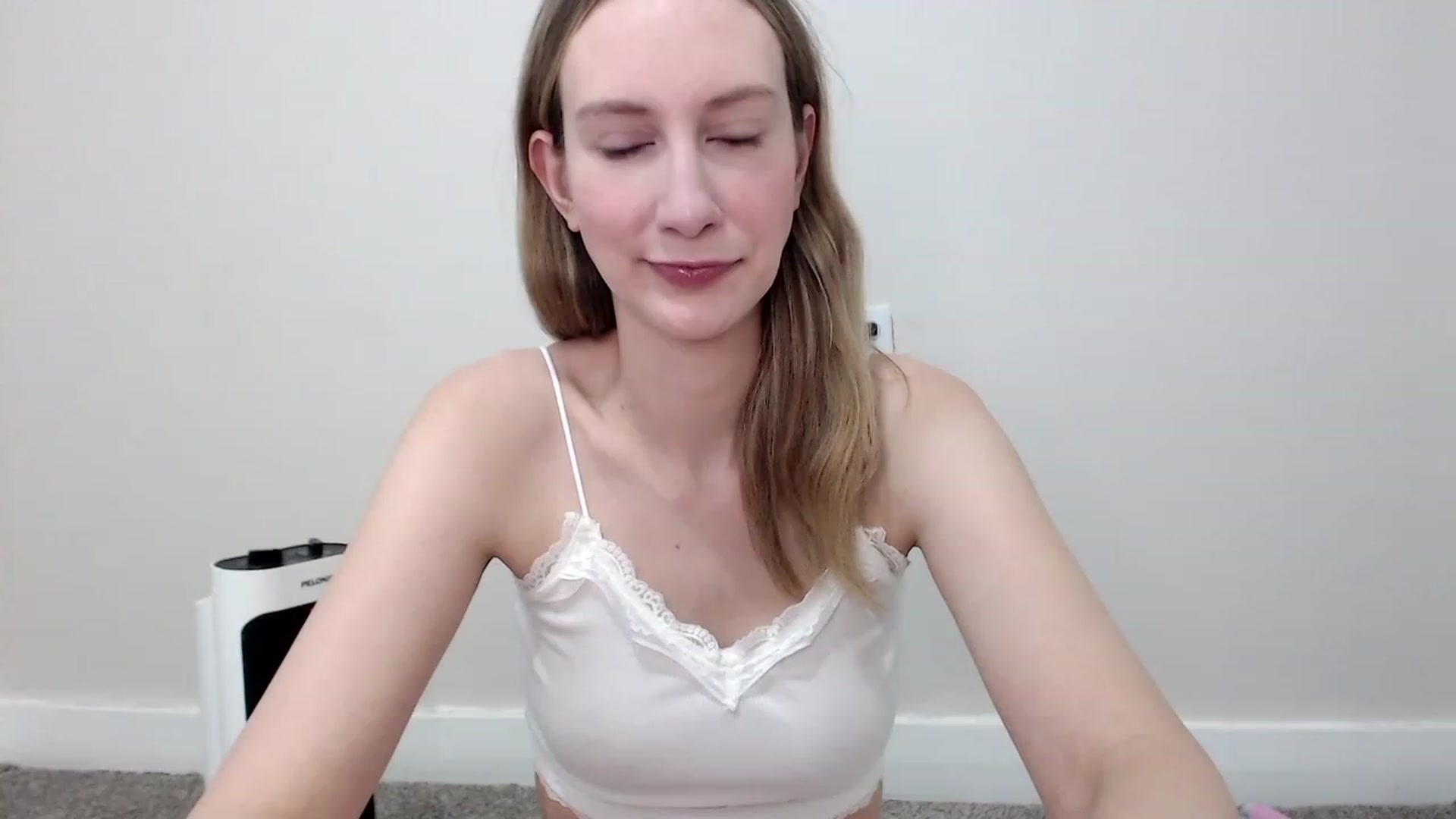 Gallery image thumbnail from Strwberrymoon's myfreecams stream on, 12/24/2023, 21:03 image 18 of 20