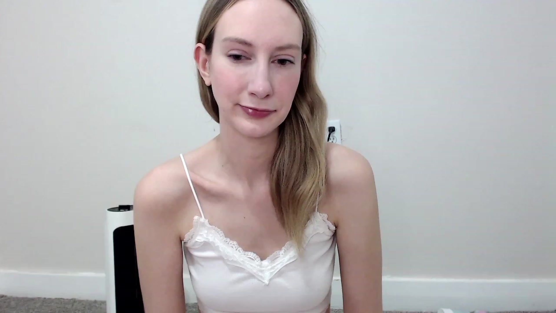 Gallery image thumbnail from Strwberrymoon's myfreecams stream on, 12/24/2023, 21:03 image 15 of 20