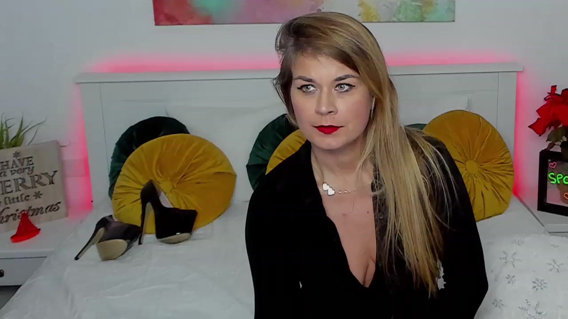 Gallery image thumbnail from SuaveGia's myfreecams stream on, 12/05/2022, 14:12 image 1 of 20