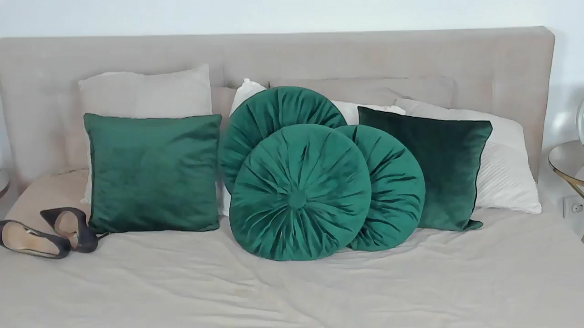 Gallery image thumbnail from SuaveGia's myfreecams stream on, 08/12/2024, 11:03 image 15 of 20