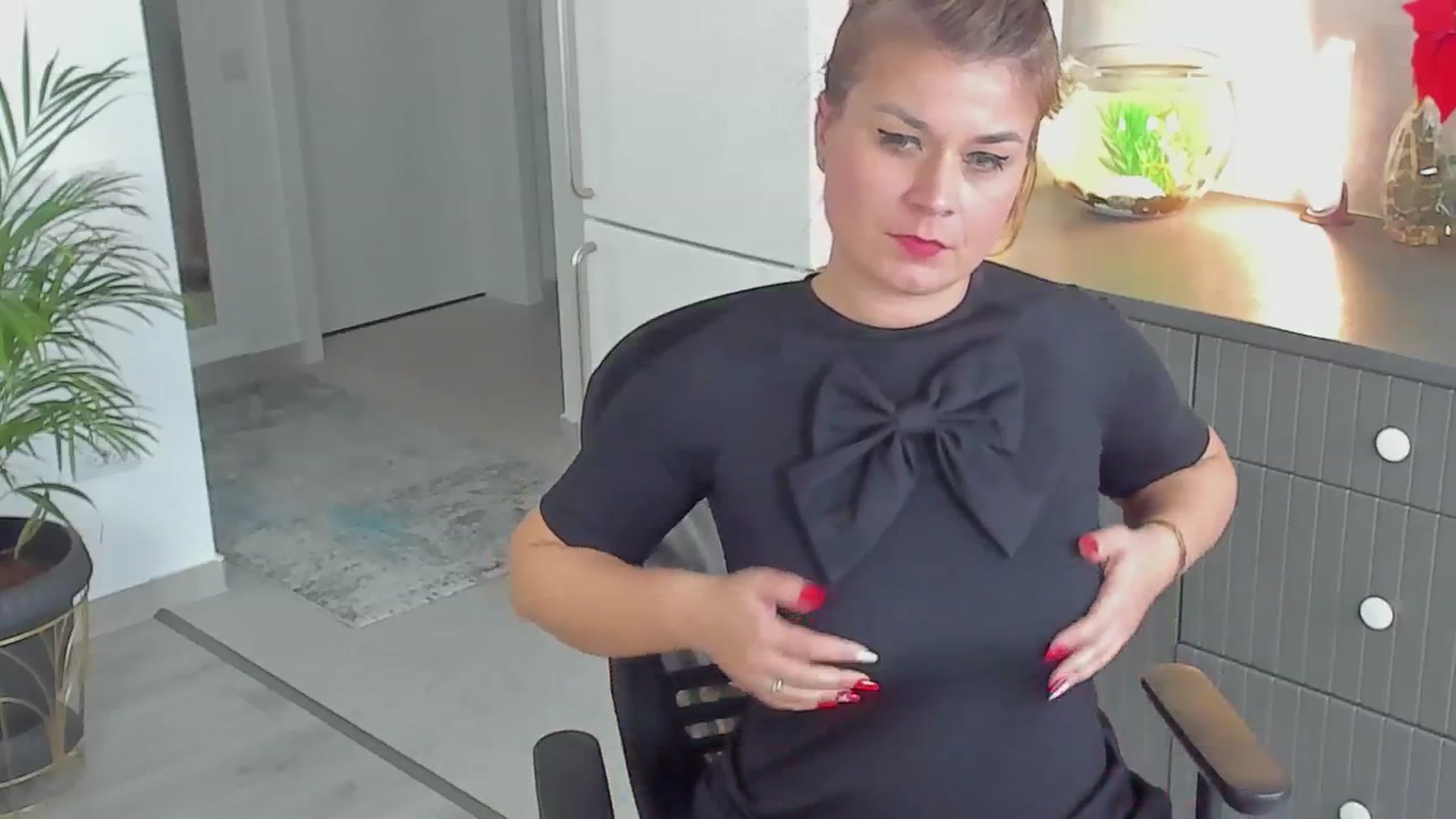 Gallery image thumbnail from SuaveGia's myfreecams stream on, 12/11/2024, 09:32 image 3 of 20
