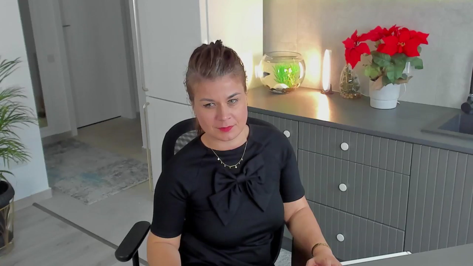 Gallery image thumbnail from SuaveGia's myfreecams stream on, 12/11/2024, 13:38 image 10 of 20