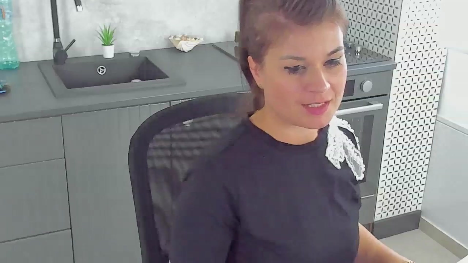 Gallery image thumbnail from SuaveGia's myfreecams stream on, 12/18/2024, 14:30 image 5 of 20